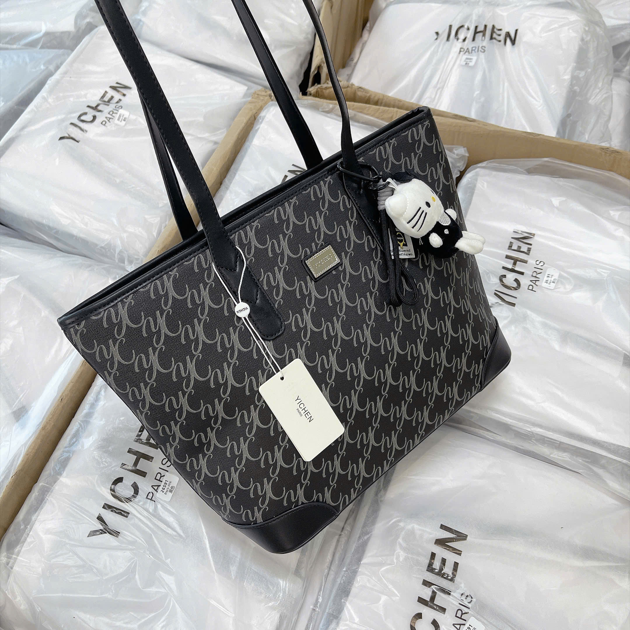 B865 - TÚI ĐEN KÈM CHARM KITTY