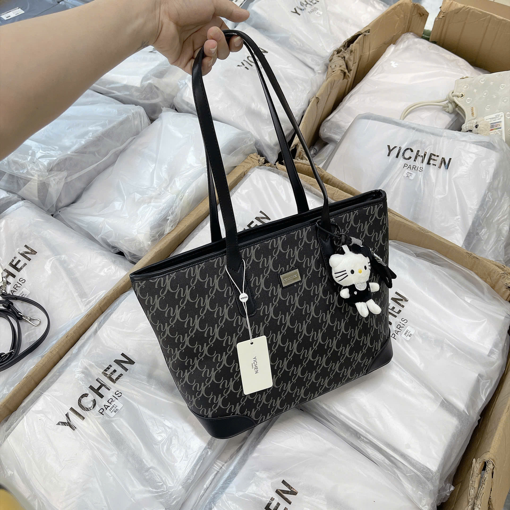 B865 - TÚI ĐEN KÈM CHARM KITTY