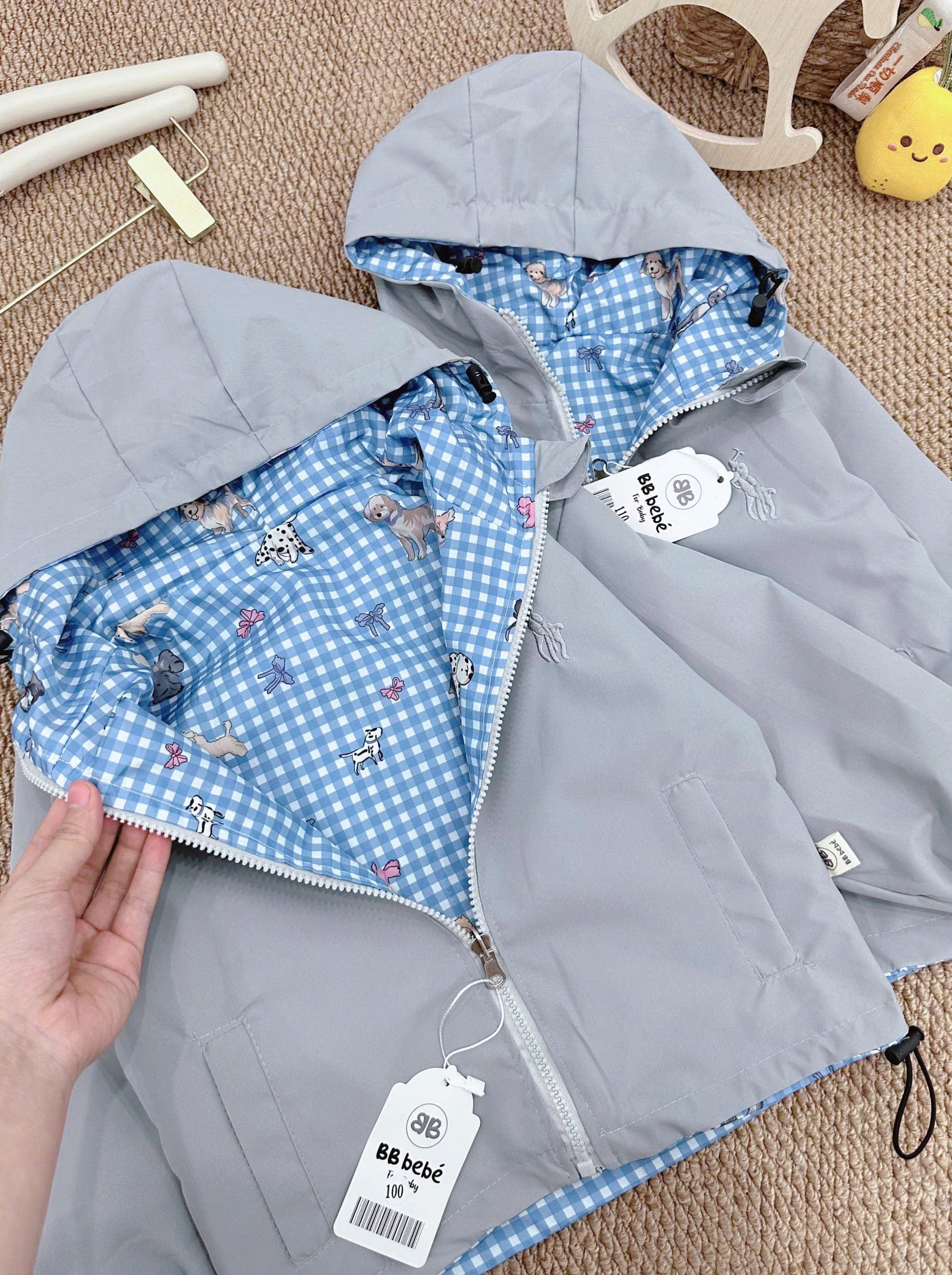 B983 - ÁO KHOÁC GIÓ 2 MẶT GẤU XANH KẺ GHI