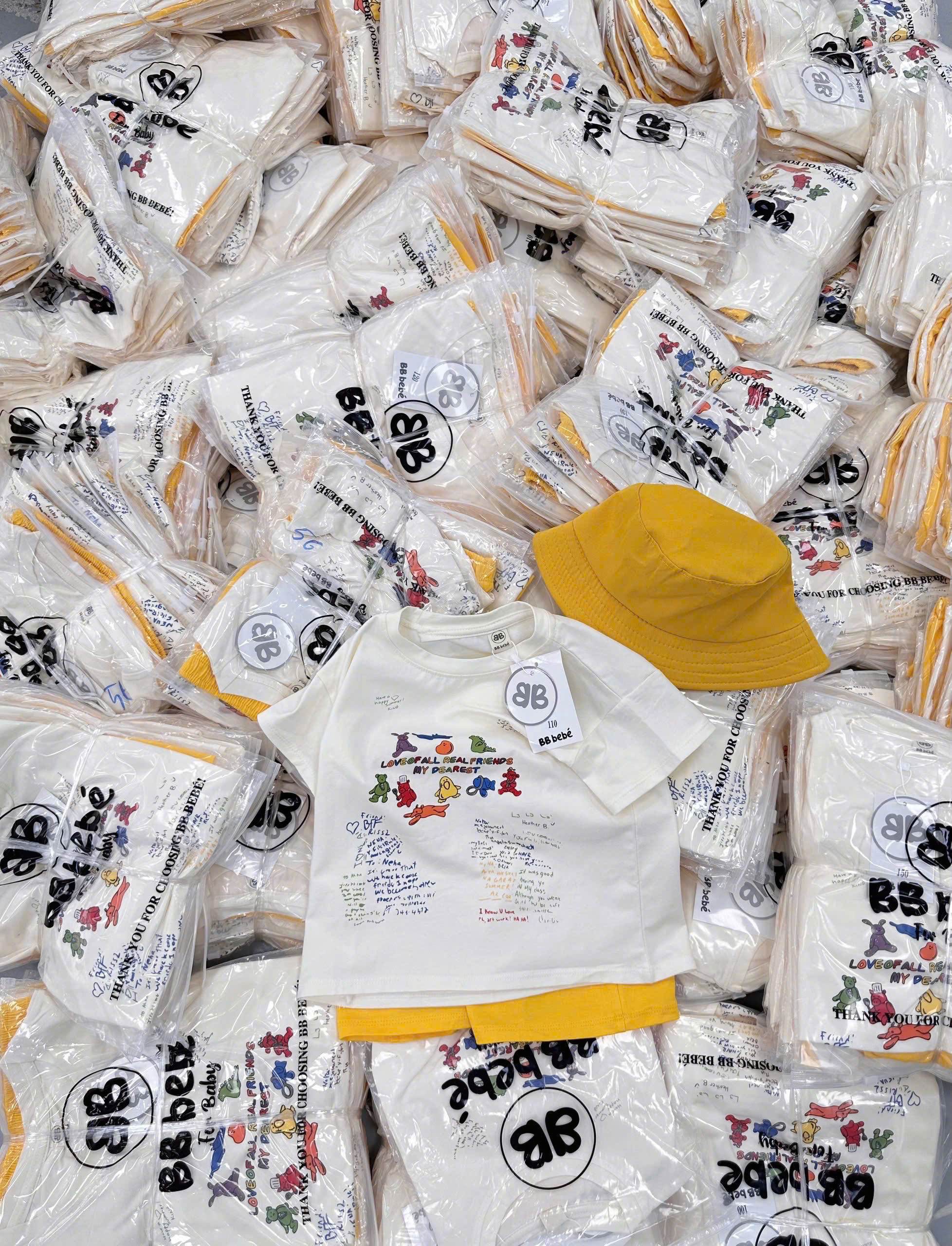 XẢ A209 - SET BỘ ÁO TRẮNG THÚ QUẦN VÀNG KÈM MŨ