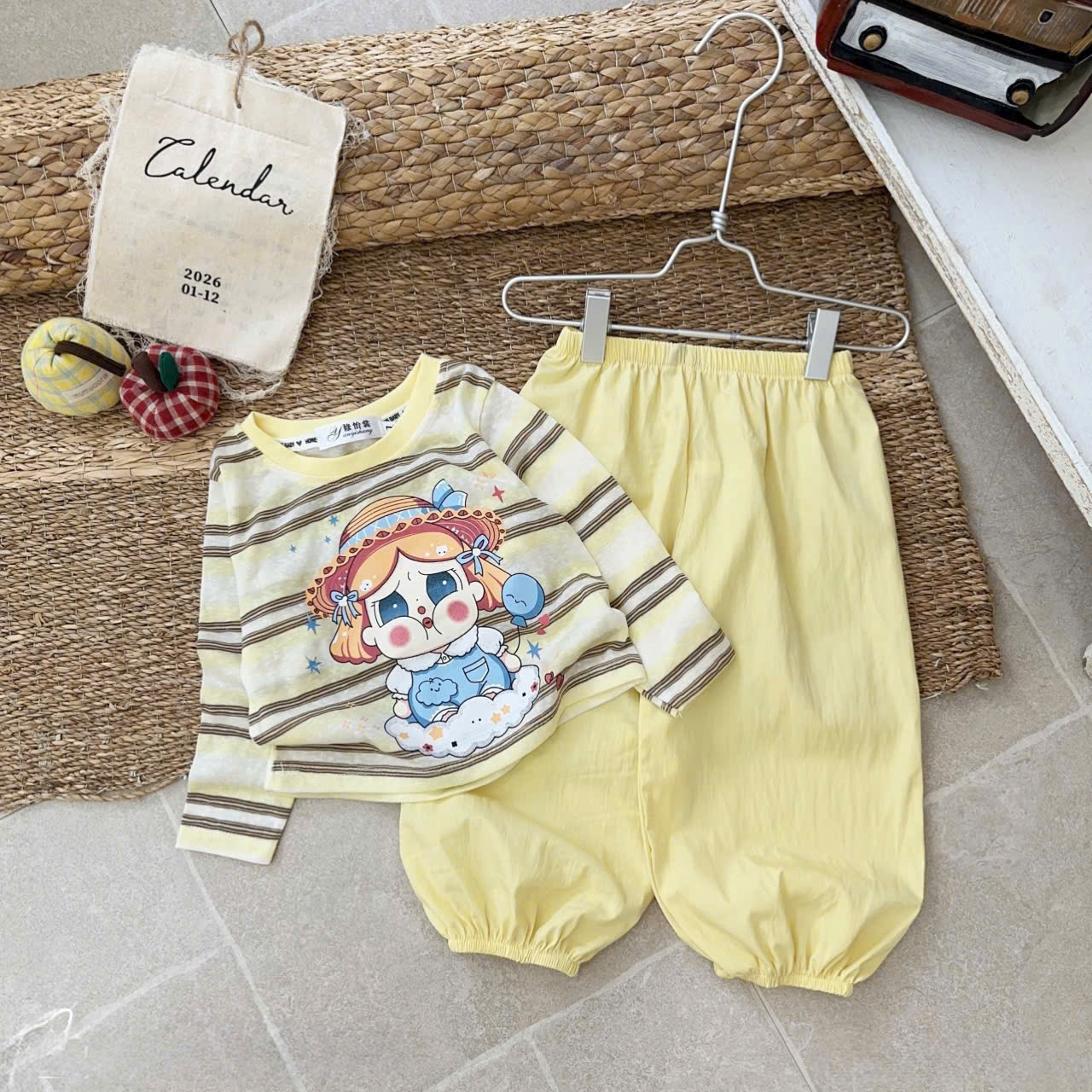 GOM A347 - SET ÁO CÔ GÁI ĐỘI MŨ PHỐI XANH