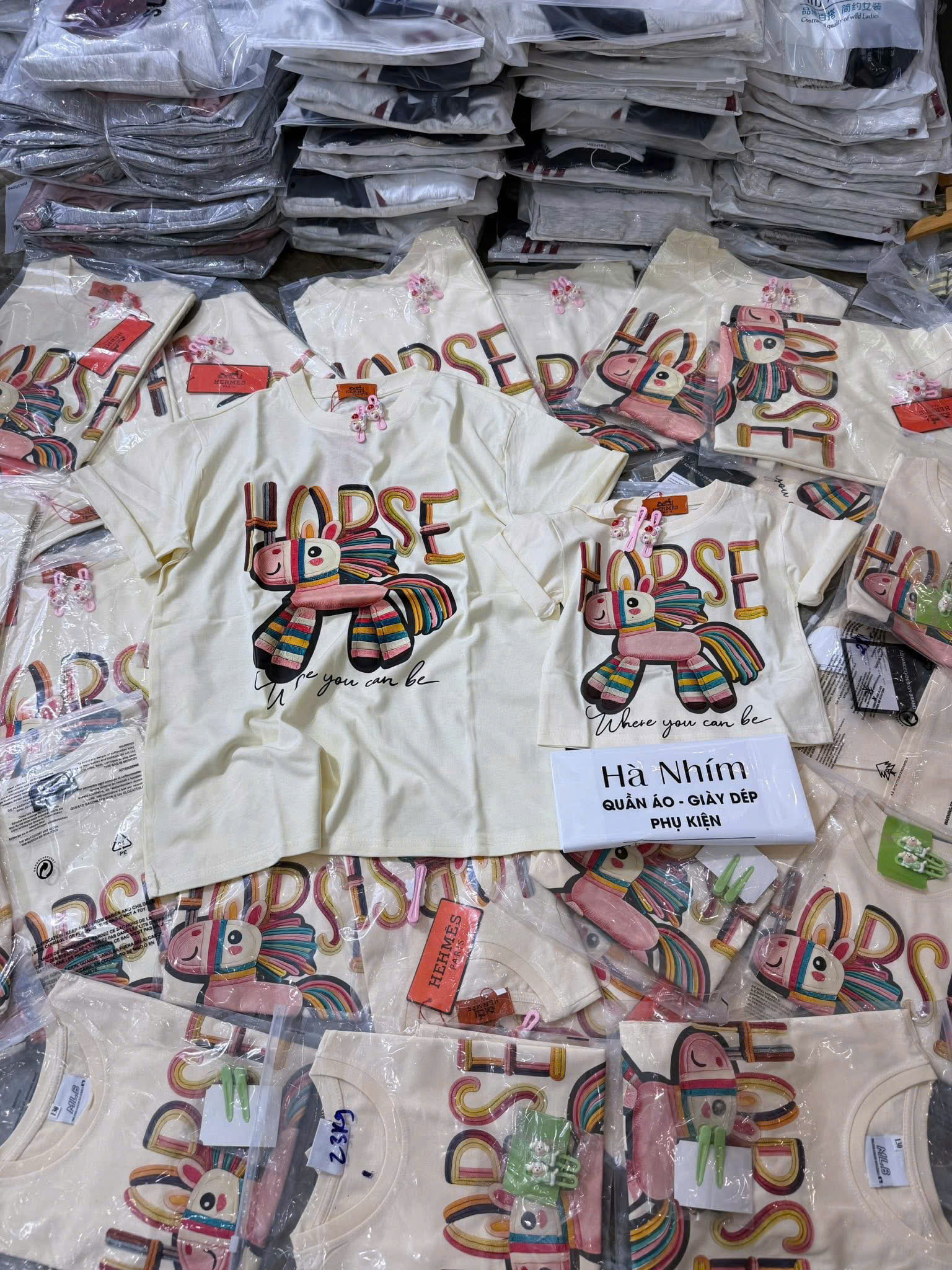 XẢ A426 - ÁO PHÔNG NGỰA HORSE MẸ CON VÀNG NHẠT