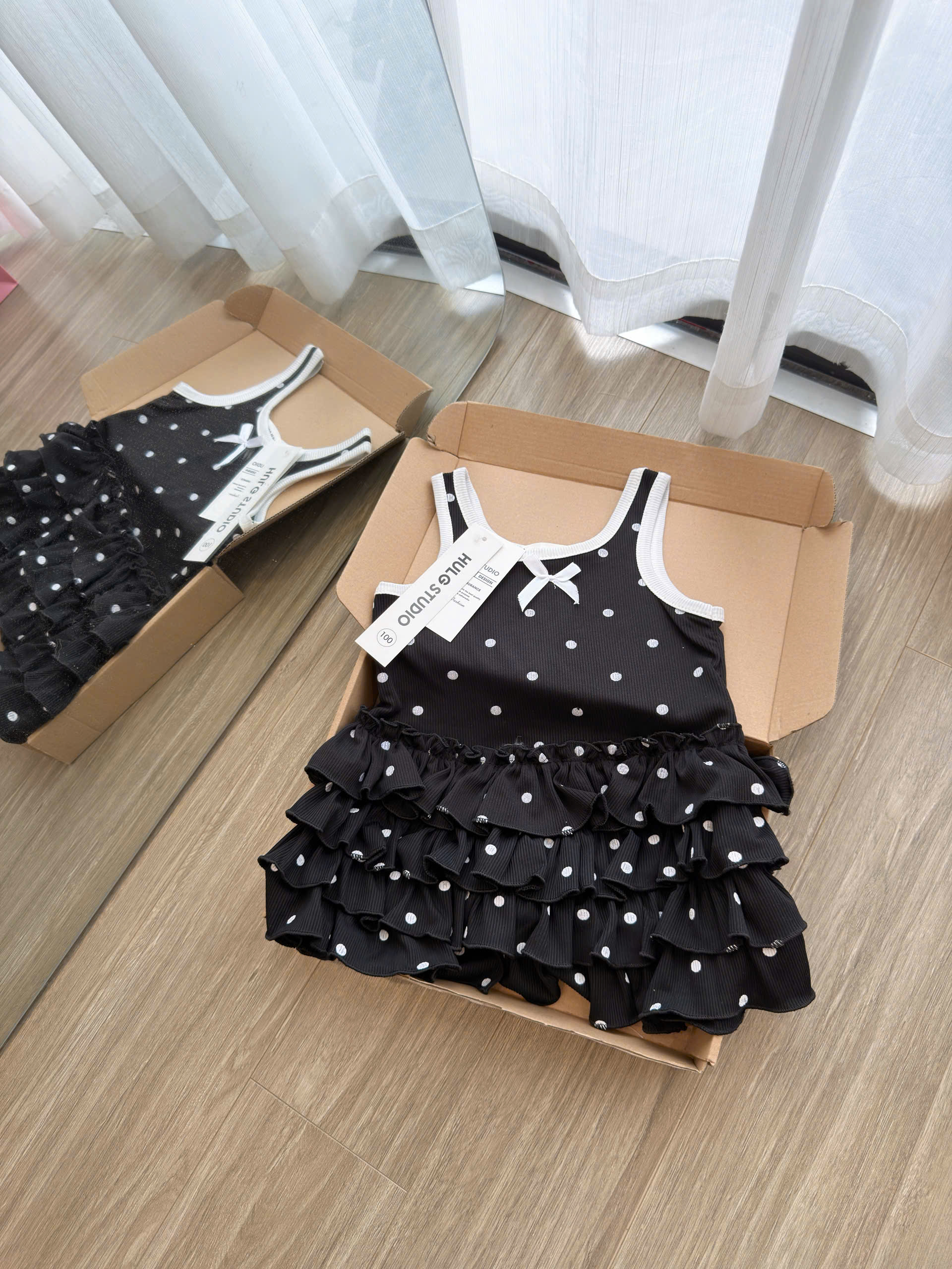 A596 - SET 2 VÁY TĂM CHẤM BÍ TRẮNG ĐEN