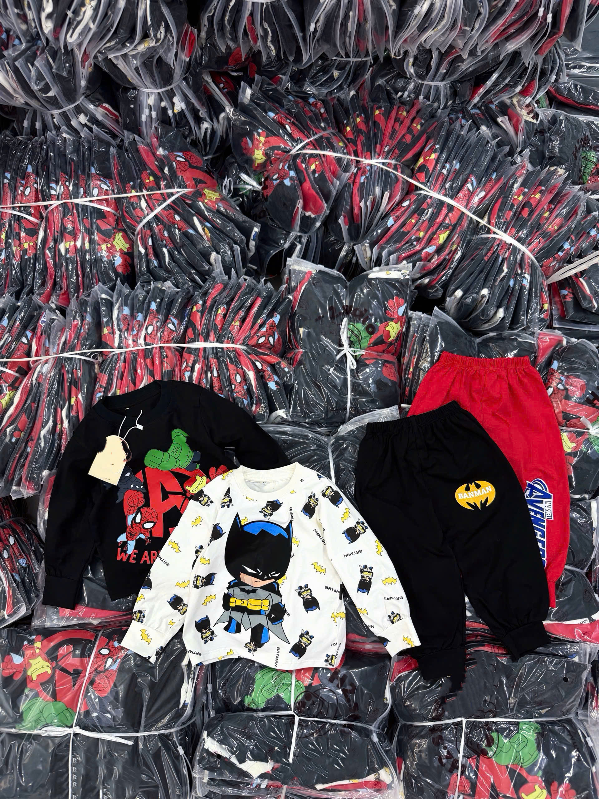 GOM B199 - SET 2 BỘ BATMAN ĐỎ ĐEN TRẮNG