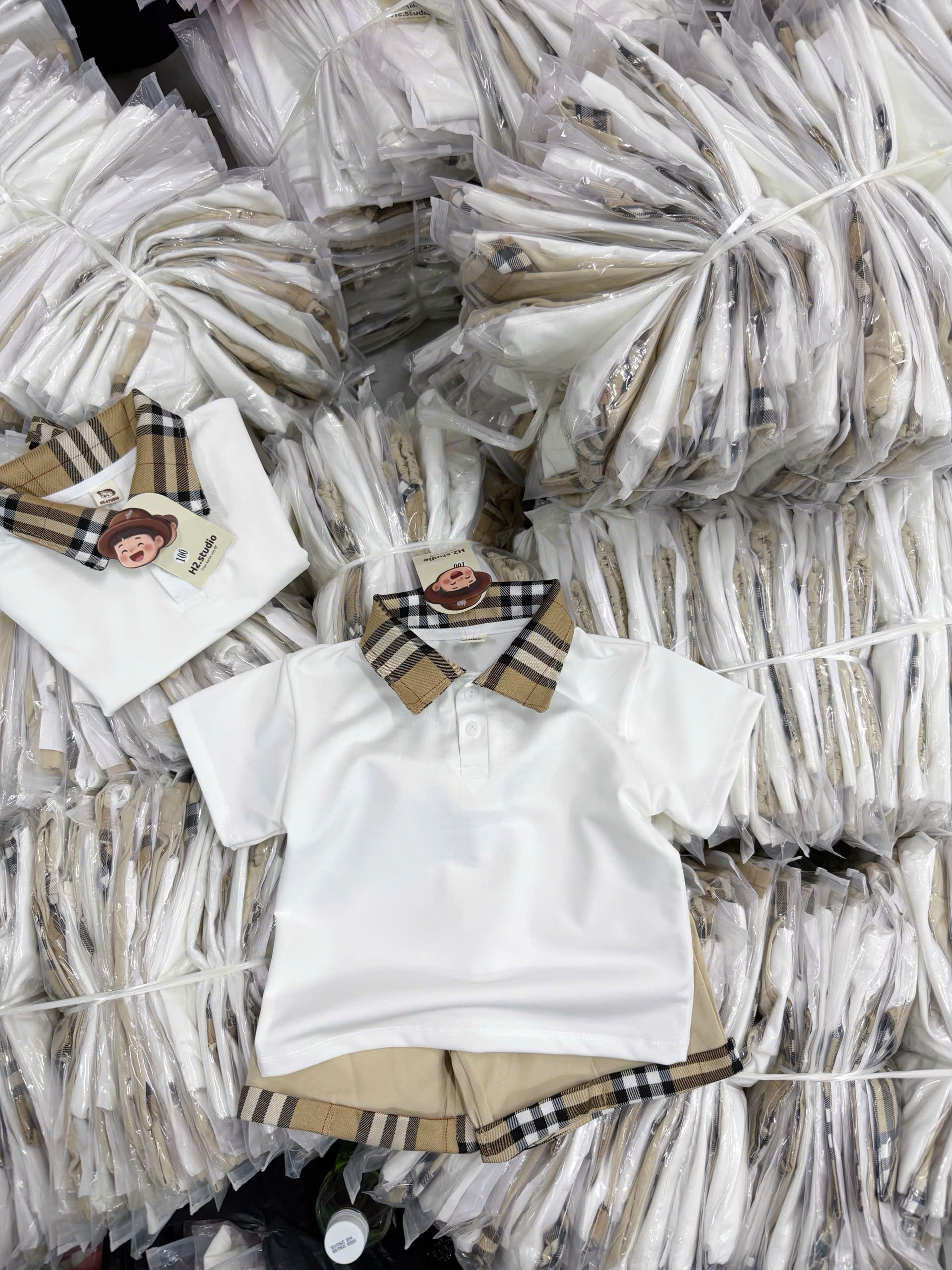 XẢ B299 - SET ÁO POLO TRẮNG B.B.R QUẦN KAKI
