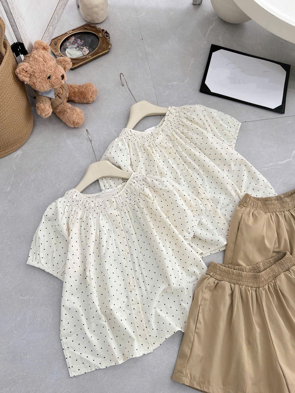 XẢ B307 - SET BỘ ÁO TRẮNG CHẤM BI QUẦN KAKI THÔ