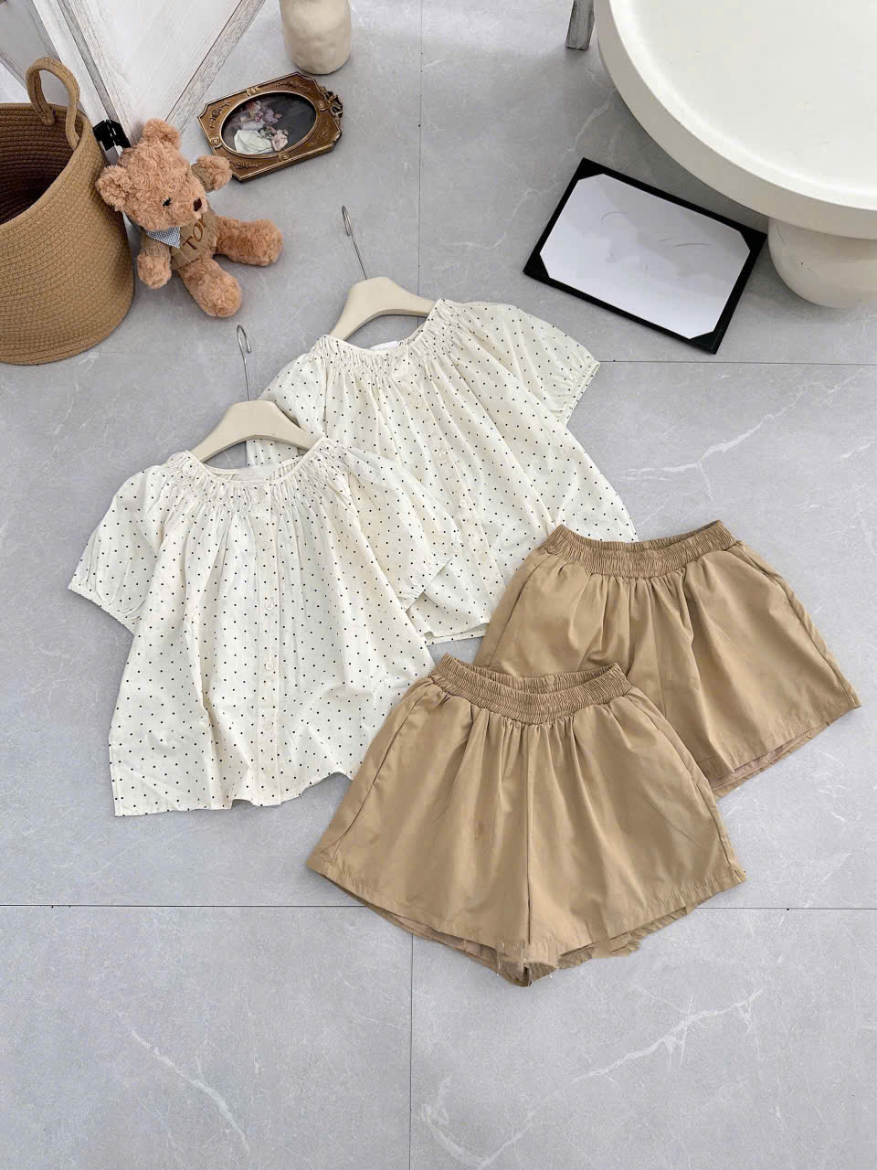 XẢ B307 - SET BỘ ÁO TRẮNG CHẤM BI QUẦN KAKI THÔ