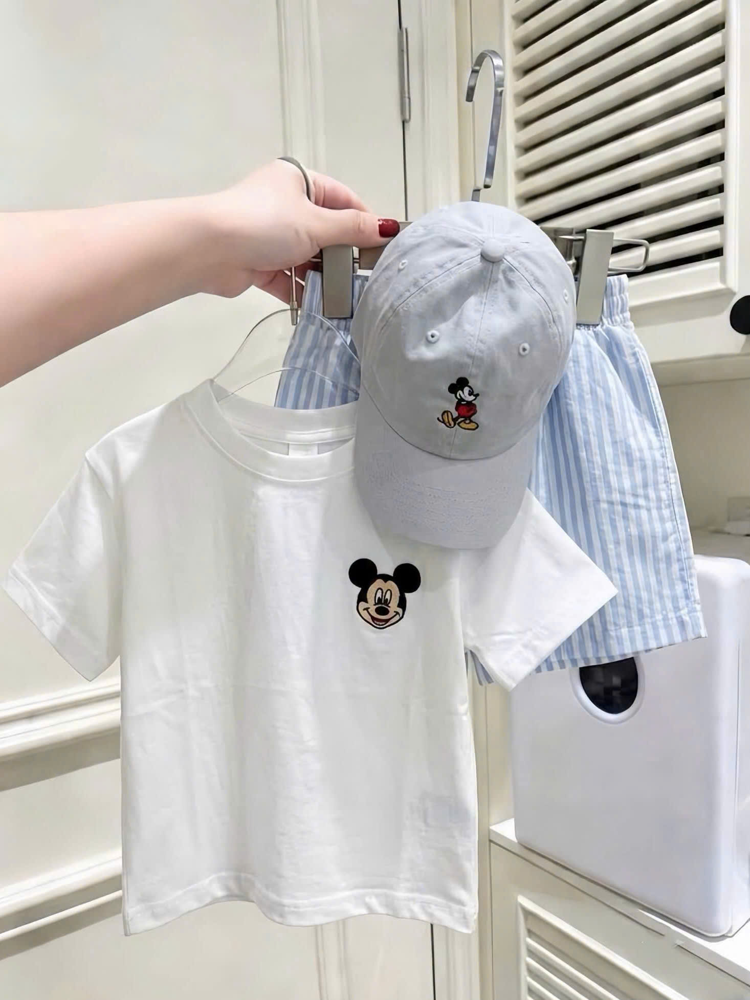 GOM B533 - SET ÁO TRẮNG MICKEY QUẦN SỌC XANH KÈM MŨ