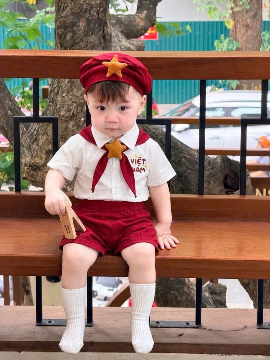 GOM B641 - SET 5 CHI TIẾT SƠ MI TRẮNG QUẦN BÍ ĐỎ /