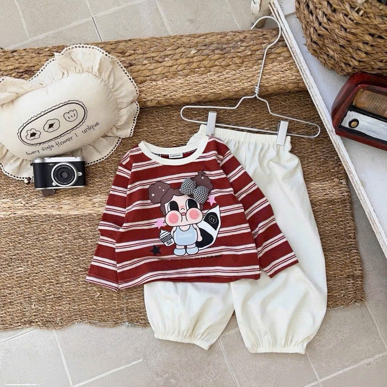 GOM B909 - SET ÁO KẺ QUẦN BOM ĐÍNH NƠ /
