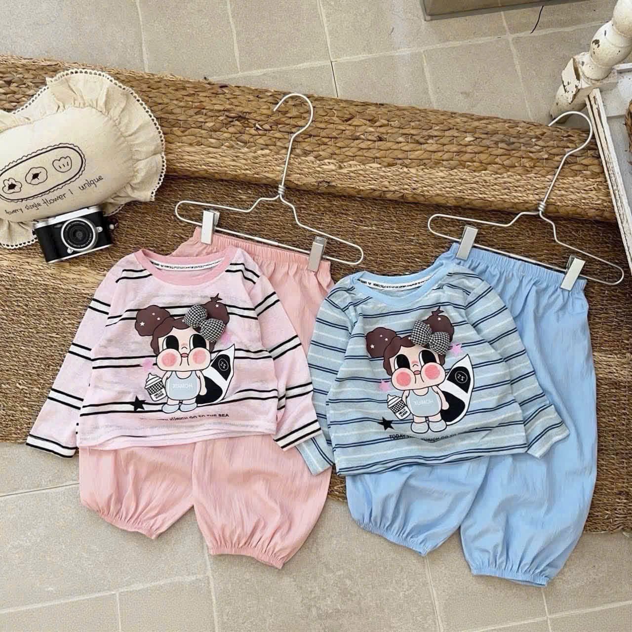 GOM B909 - SET ÁO KẺ QUẦN BOM ĐÍNH NƠ /