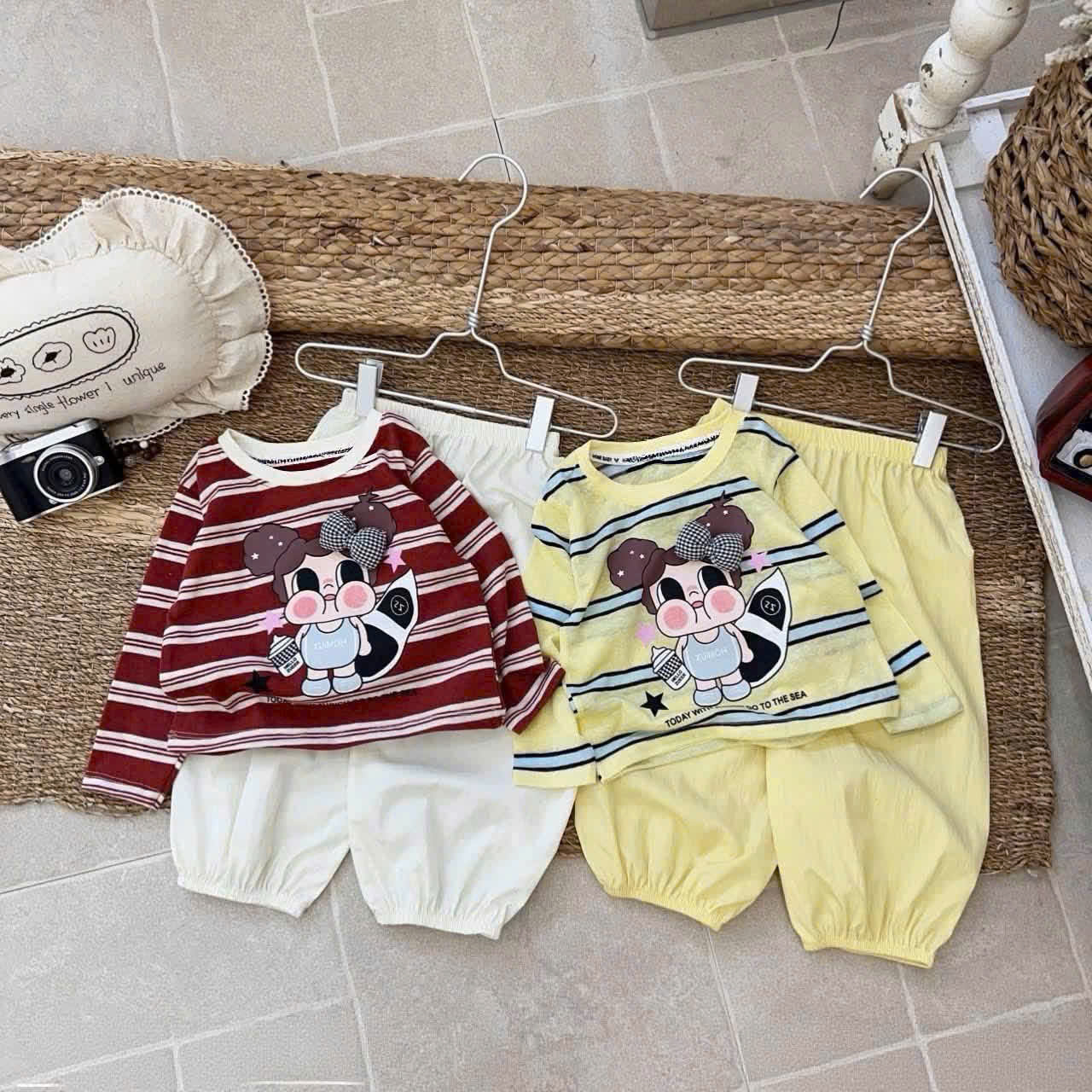 GOM B909 - SET ÁO KẺ QUẦN BOM ĐÍNH NƠ /
