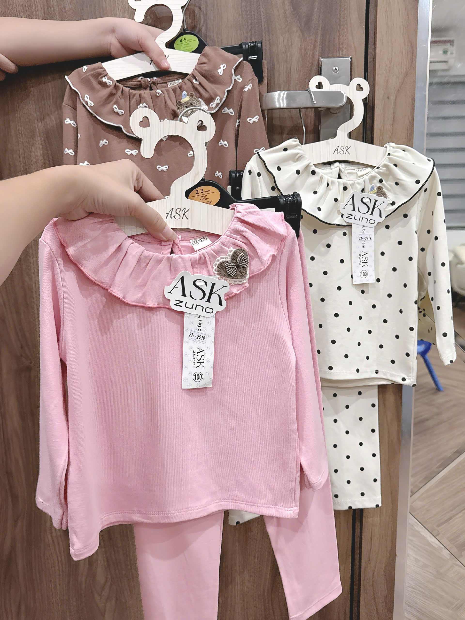 XẢ A418 - SET BỘ ZIP CỔ BÈO HỒNG NÂU NƠ BE CHẤM BI
