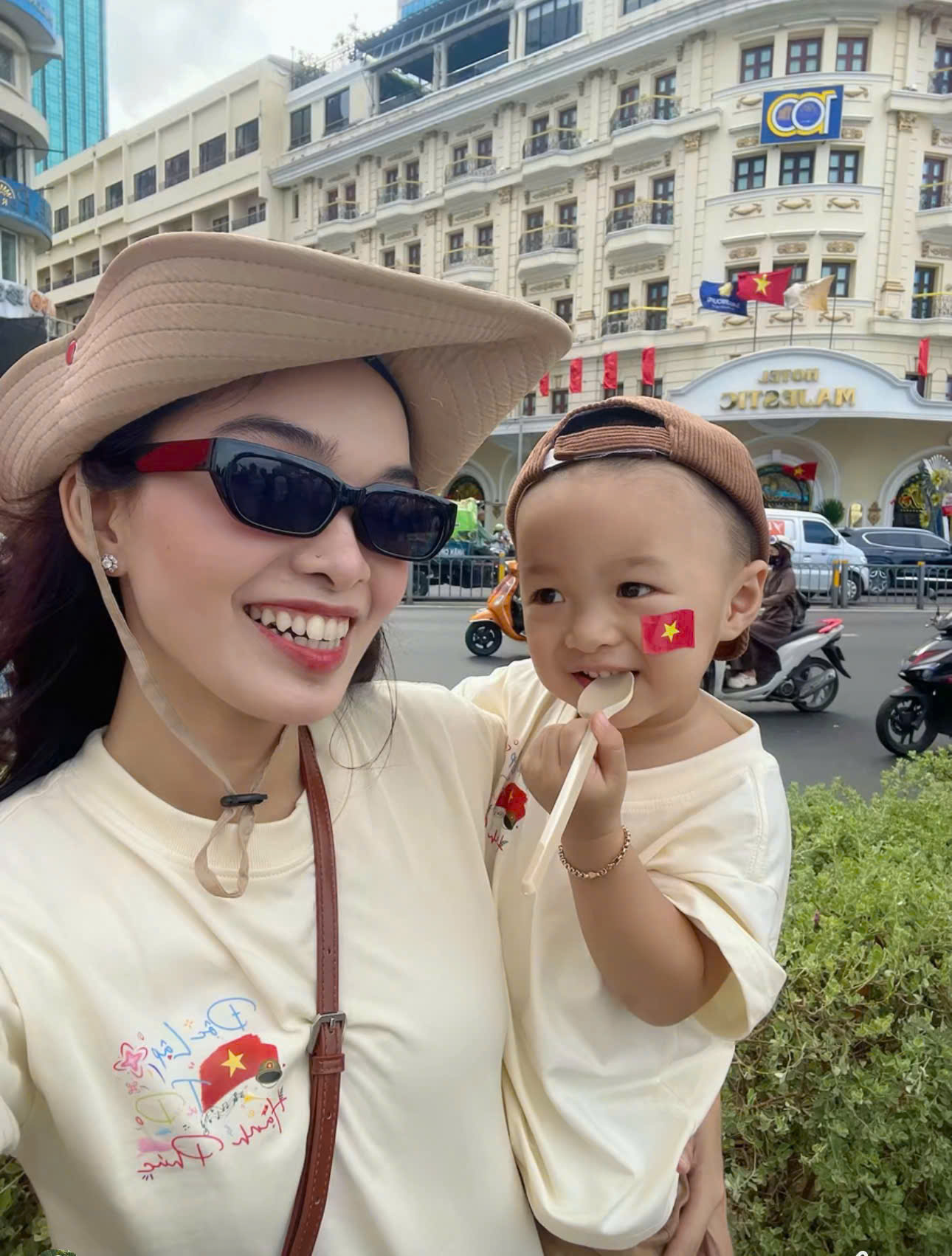 XẢ A570 - ÁO PHÔNG ĐÔI MẸ CON MÀU BE ĐỘC LẬP TỰ DO