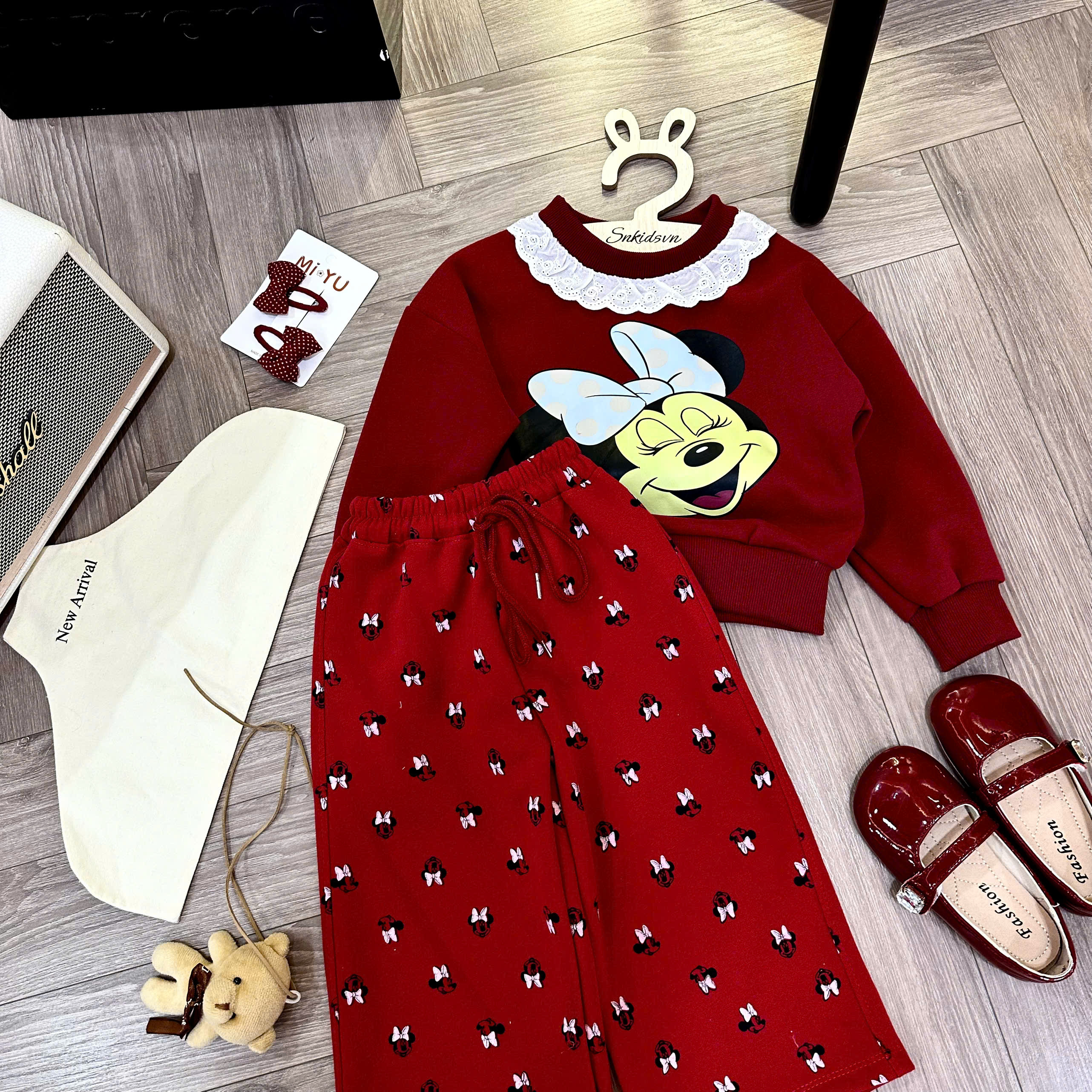B04 - SET NỈ ĐỎ MICKEY VIỀN CỔ REN TRẮNG QUẦN IN NHÍ