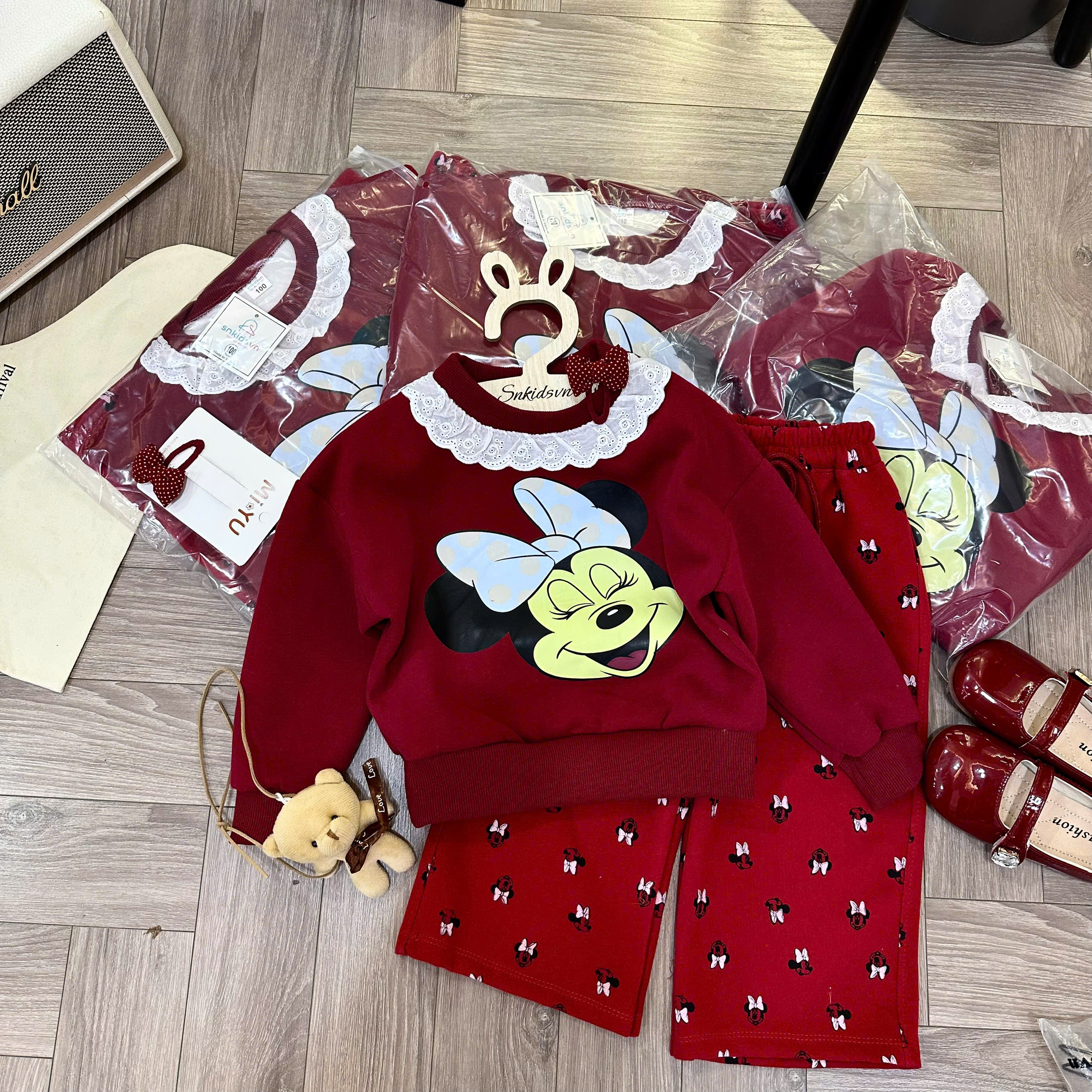 B04 - SET NỈ ĐỎ MICKEY VIỀN CỔ REN TRẮNG QUẦN IN NHÍ