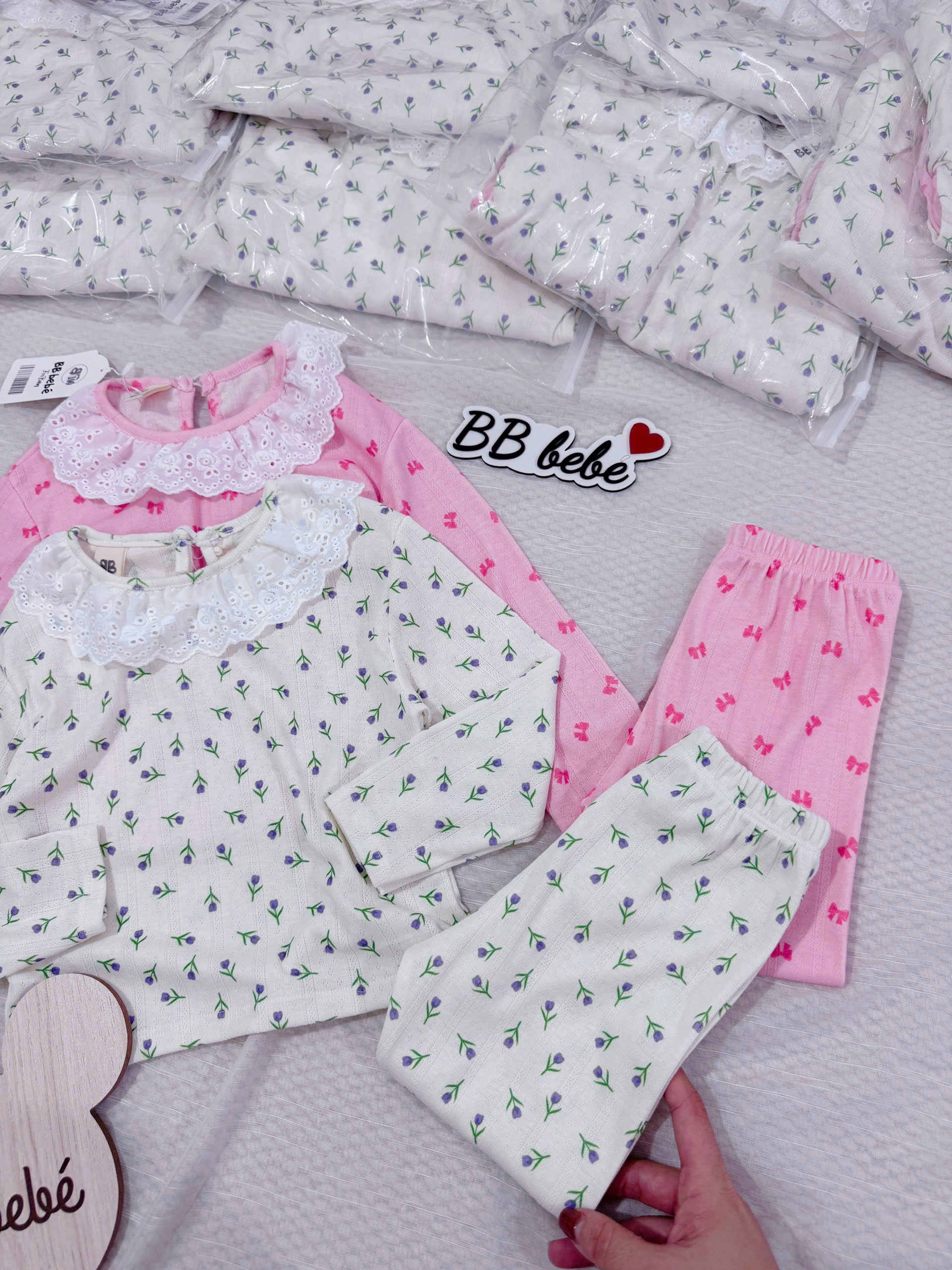 XẢ B460 - SET 2 BỘ CỔ BÈO NƠ HỒNG HOA NHÍ KEM