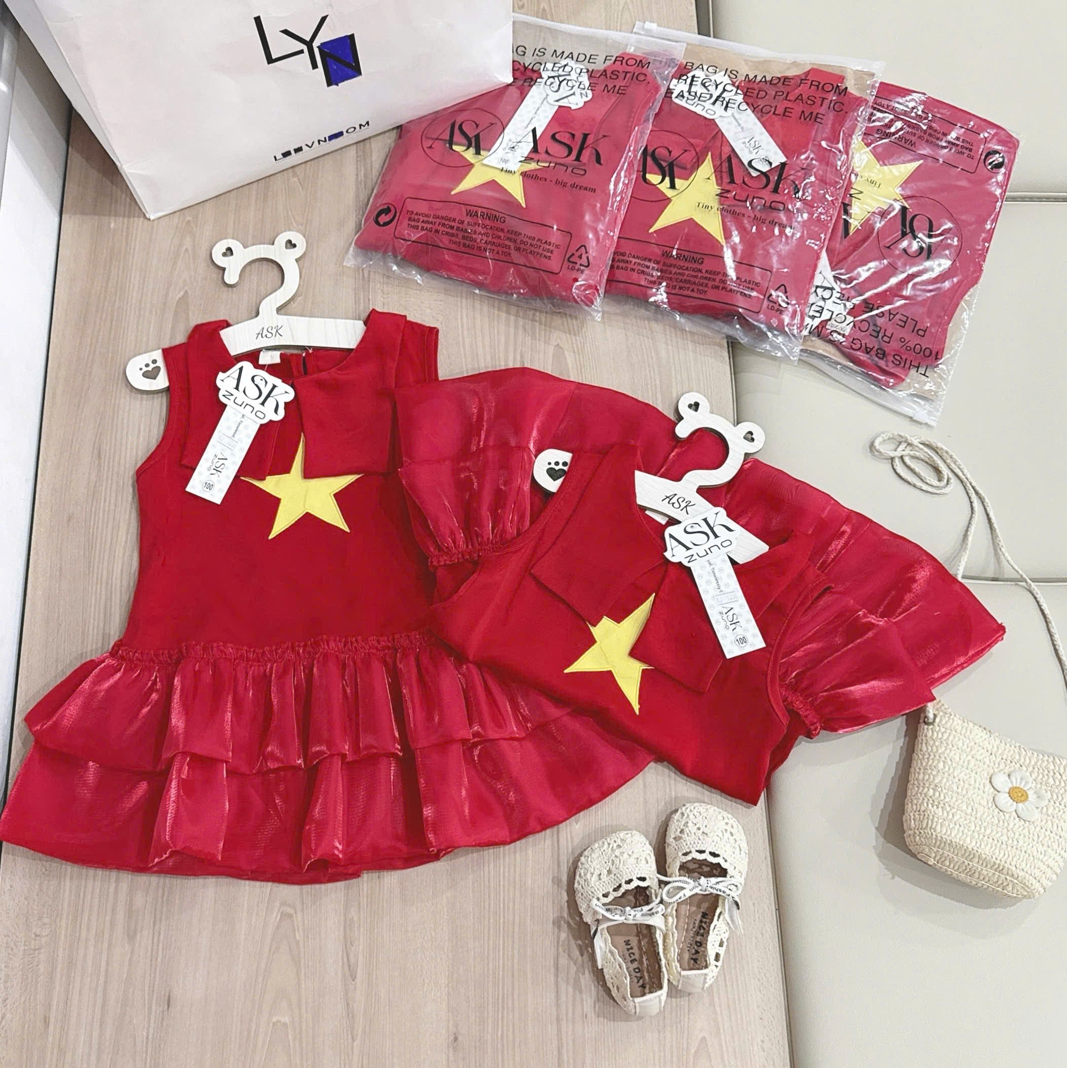 XẢ B855 - VÁY LỤA ĐỎ THÊU CỜ ĐỎ SAO VÀNG