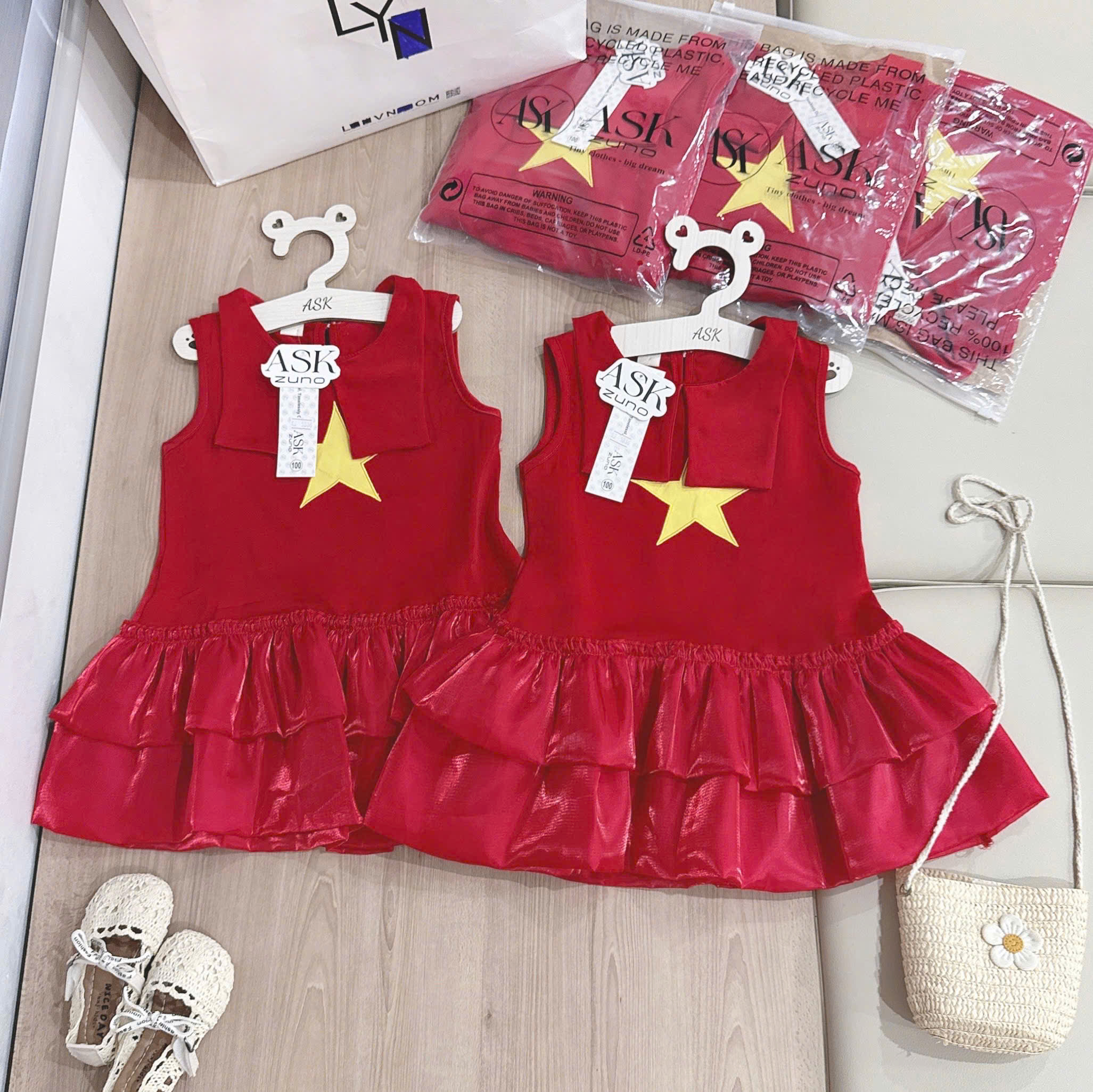 XẢ B855 - VÁY LỤA ĐỎ THÊU CỜ ĐỎ SAO VÀNG