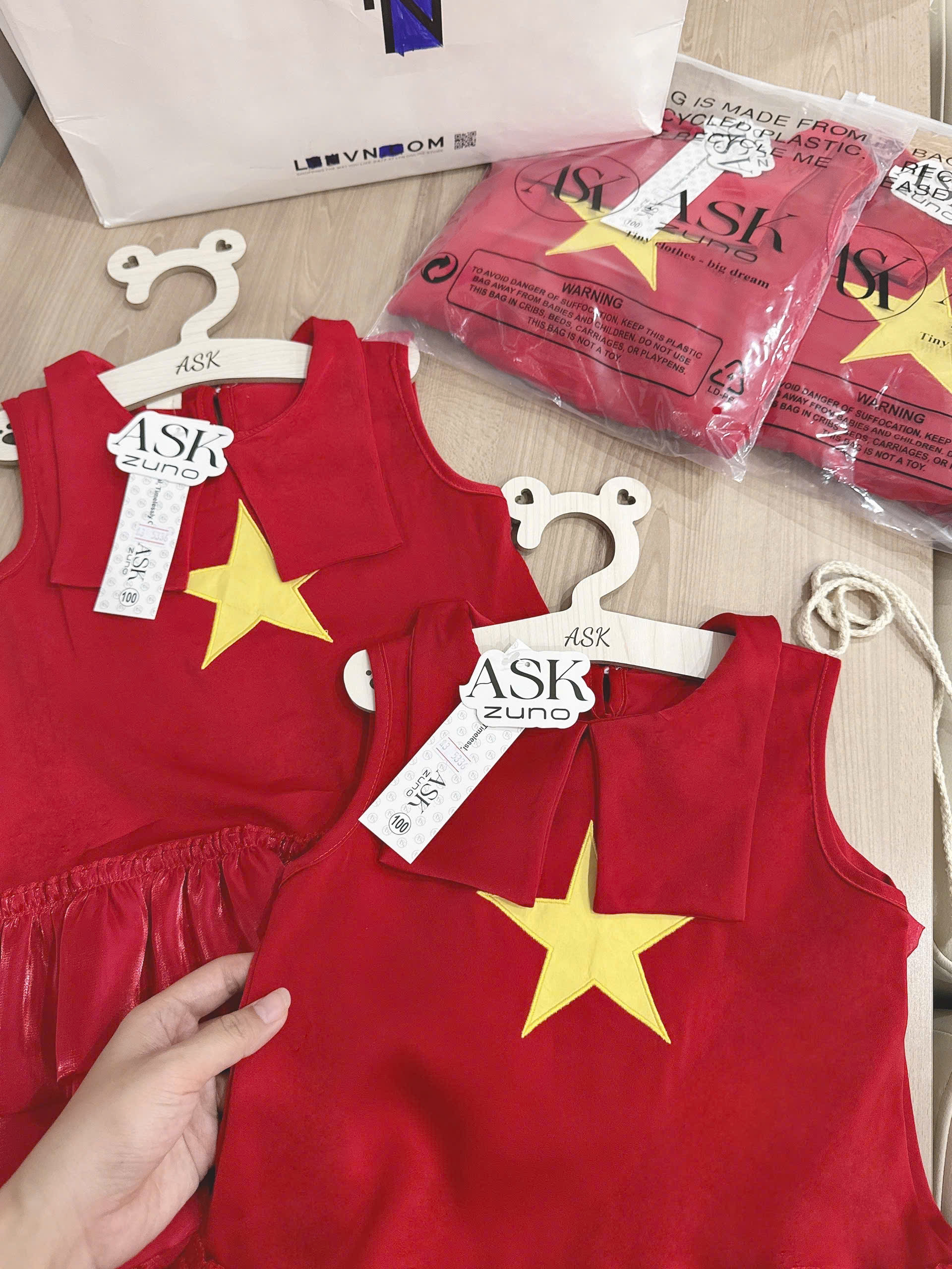 XẢ B855 - VÁY LỤA ĐỎ THÊU CỜ ĐỎ SAO VÀNG