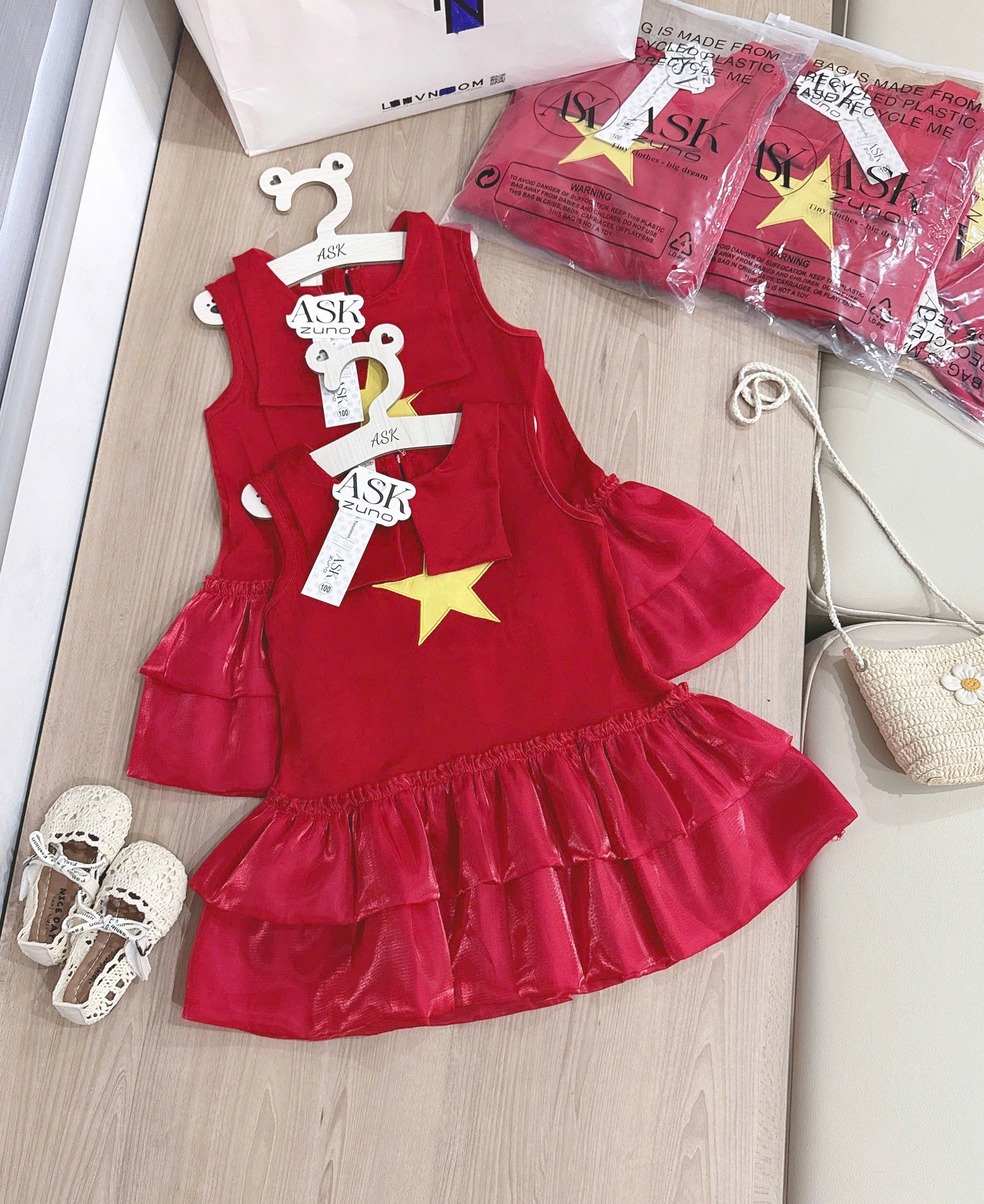 XẢ B855 - VÁY LỤA ĐỎ THÊU CỜ ĐỎ SAO VÀNG