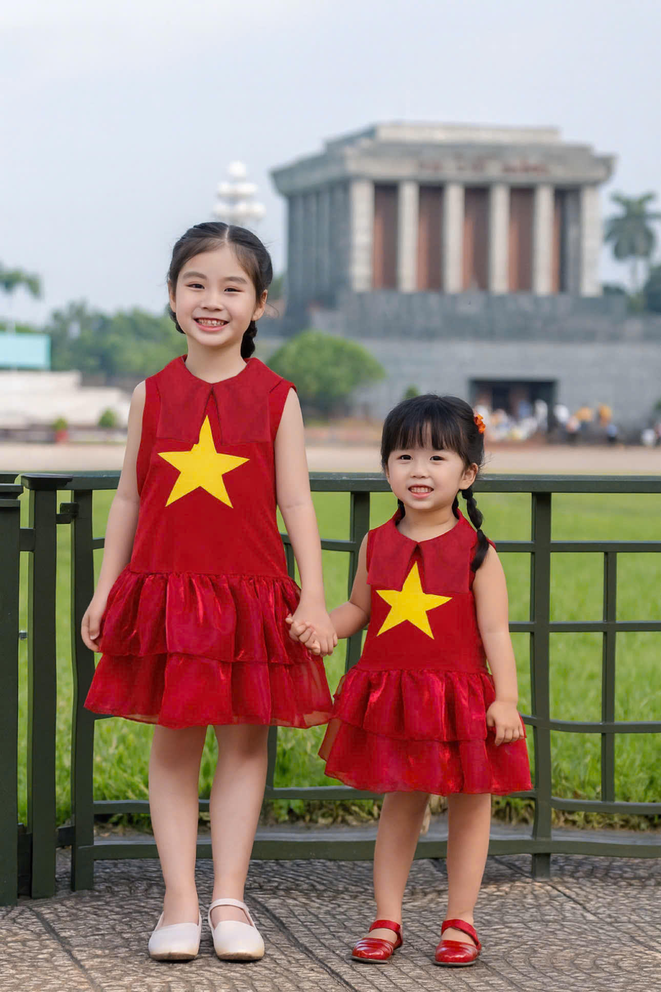XẢ B855 - VÁY LỤA ĐỎ THÊU CỜ ĐỎ SAO VÀNG