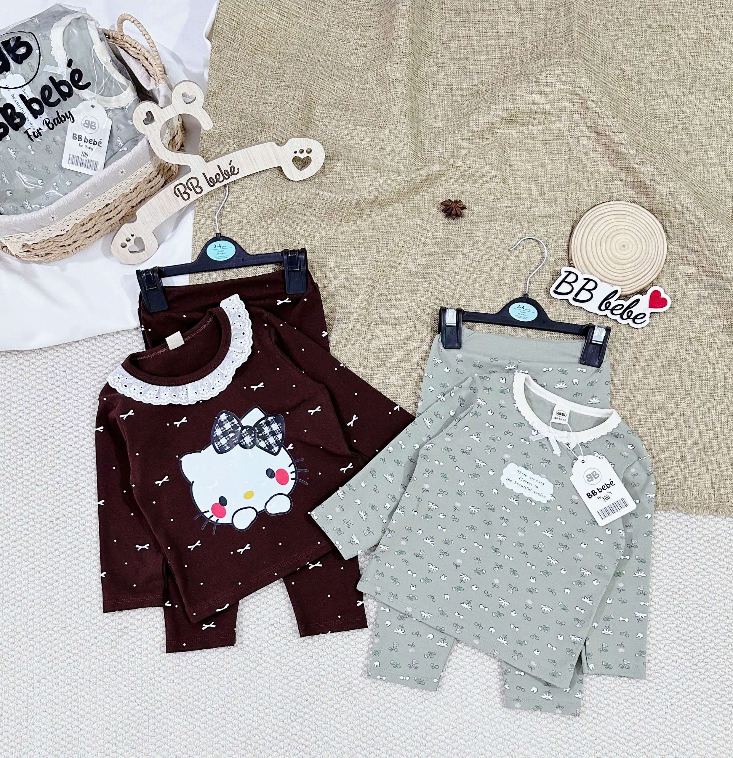 B911 - SET 2 BỘ KITTY HOA NHÍ TONE NÂU XANH