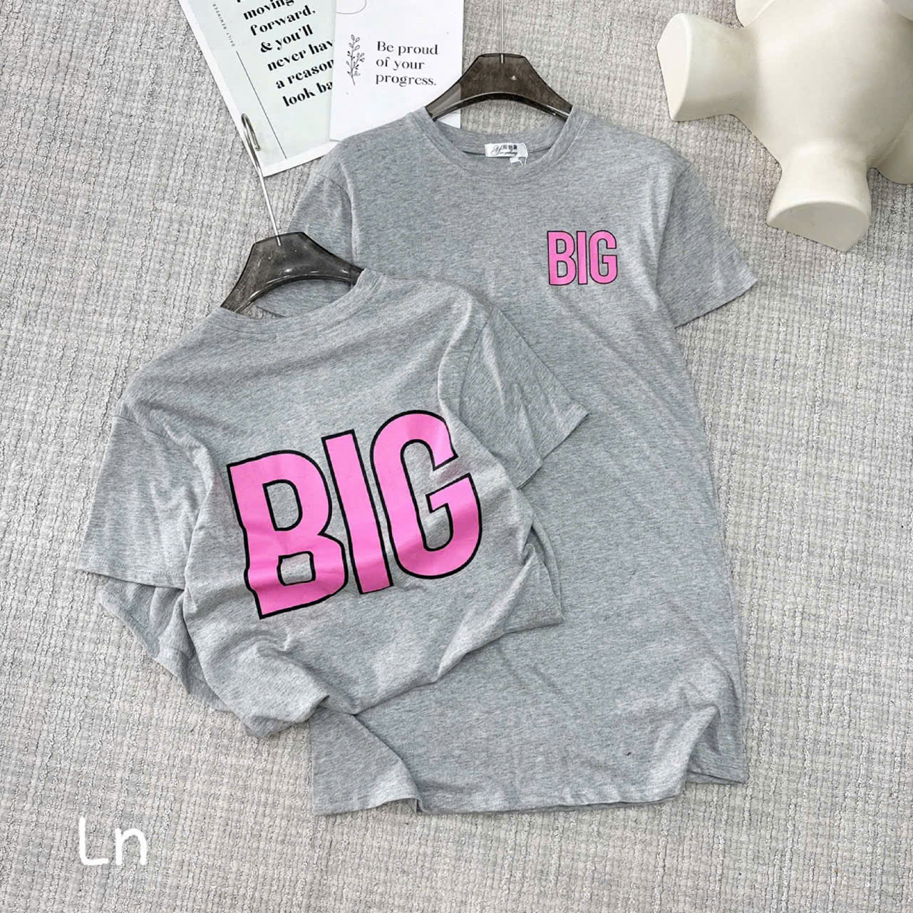 XẢ B989 - VÁY XÁM BÉ GÁI CHỮ BIG HỒNG SIZE NHỠ