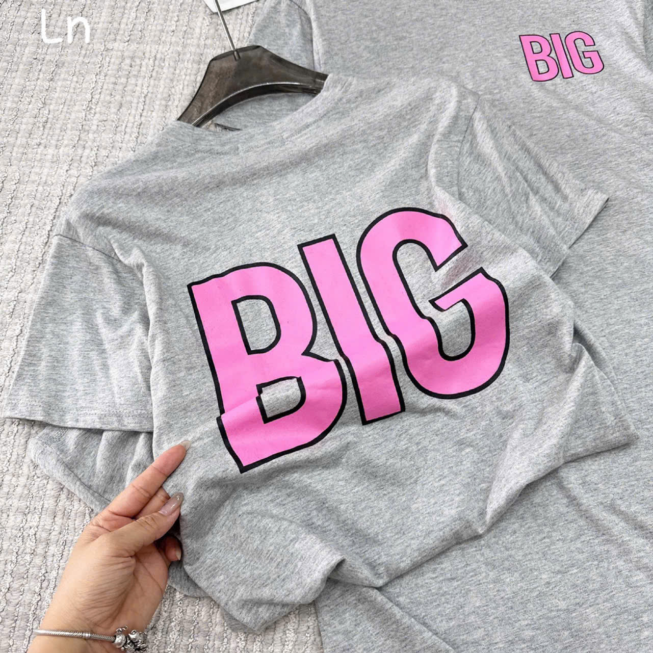 XẢ B989 - VÁY XÁM BÉ GÁI CHỮ BIG HỒNG SIZE NHỠ