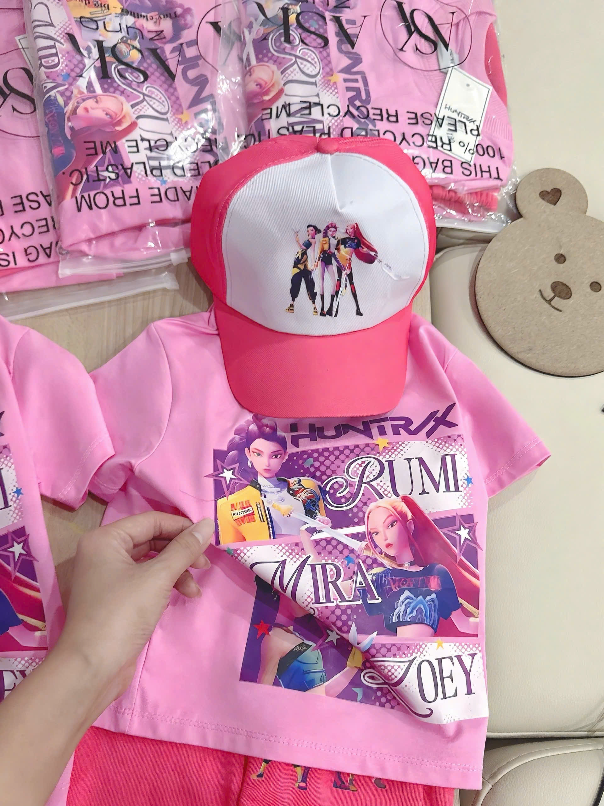 XẢ C380 - SET BỘ HỒNG HUNTRX K-POP KÈM MŨ