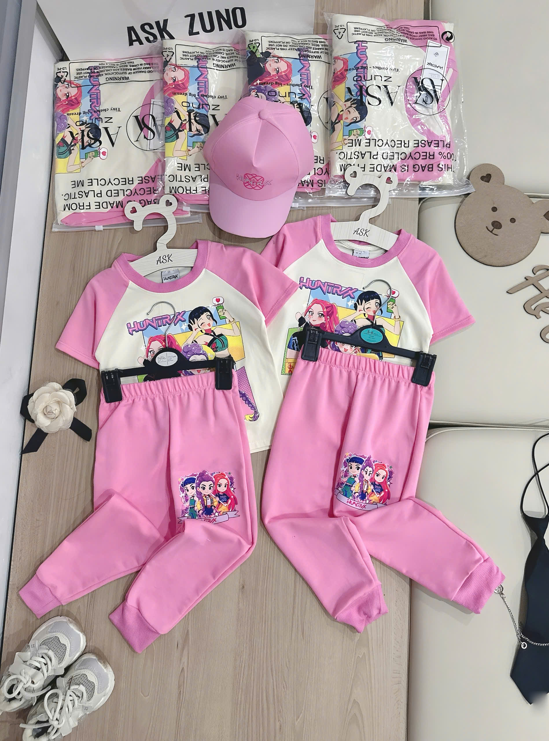 XẢ C60 - SET BỘ CỘC TAY NHÓM NHẠC K POP HUNTRX KÈM MŨ