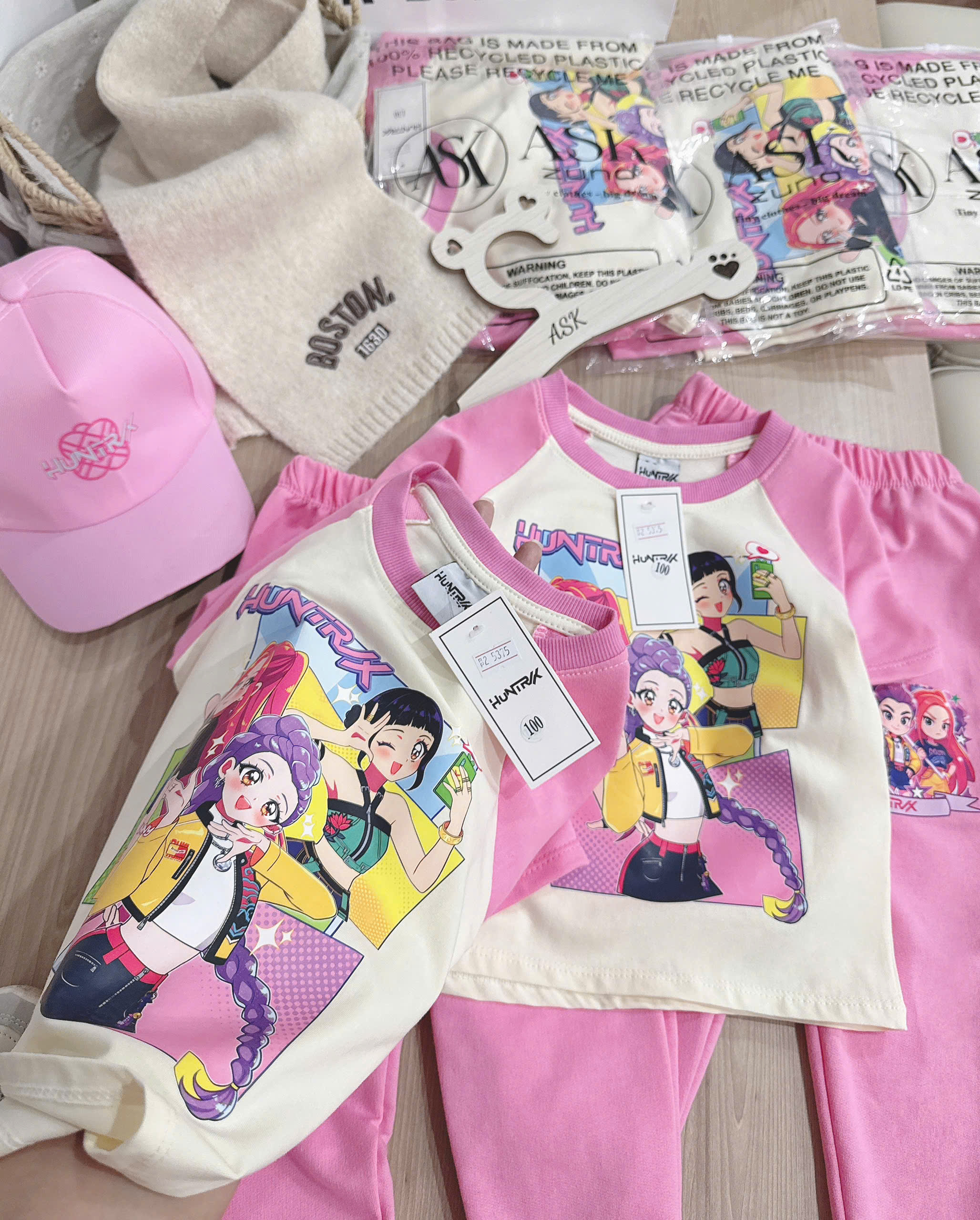 XẢ C60 - SET BỘ CỘC TAY NHÓM NHẠC K POP HUNTRX KÈM MŨ