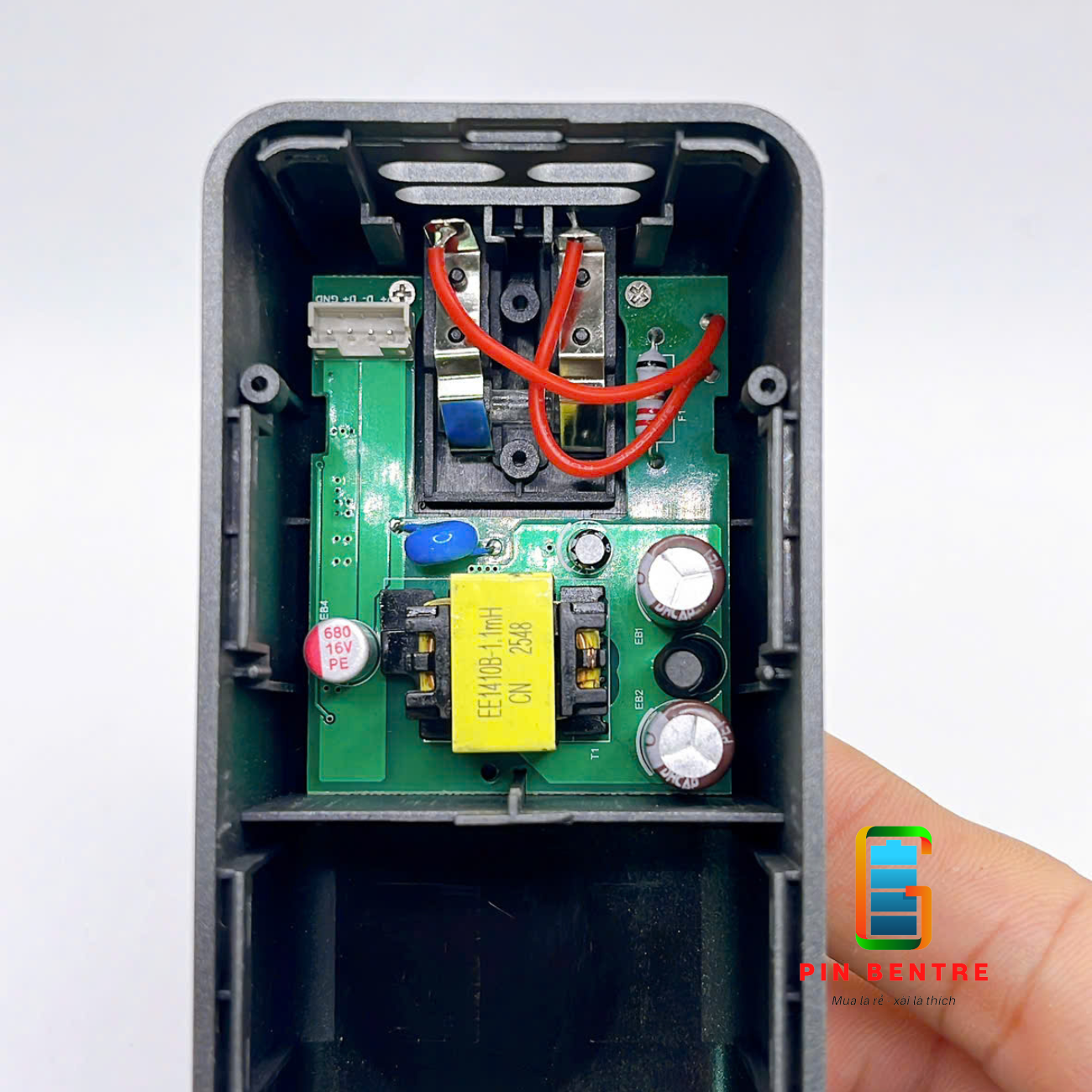 Box sạc dự phòng TFT 22.5W chứa 4 Cell 21700 kèm ổ cấm Sạc tiện lợi (PBT247)
