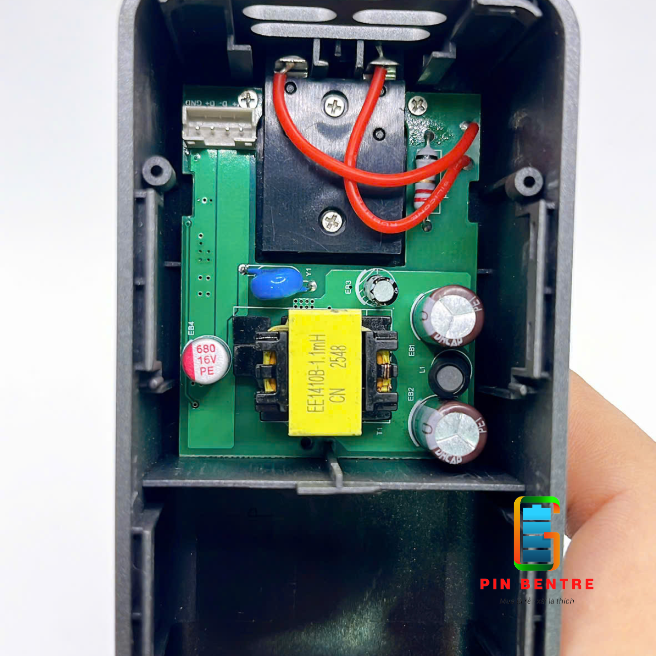 Box sạc dự phòng TFT 22.5W chứa 4 Cell 21700 kèm ổ cấm Sạc tiện lợi (PBT247)