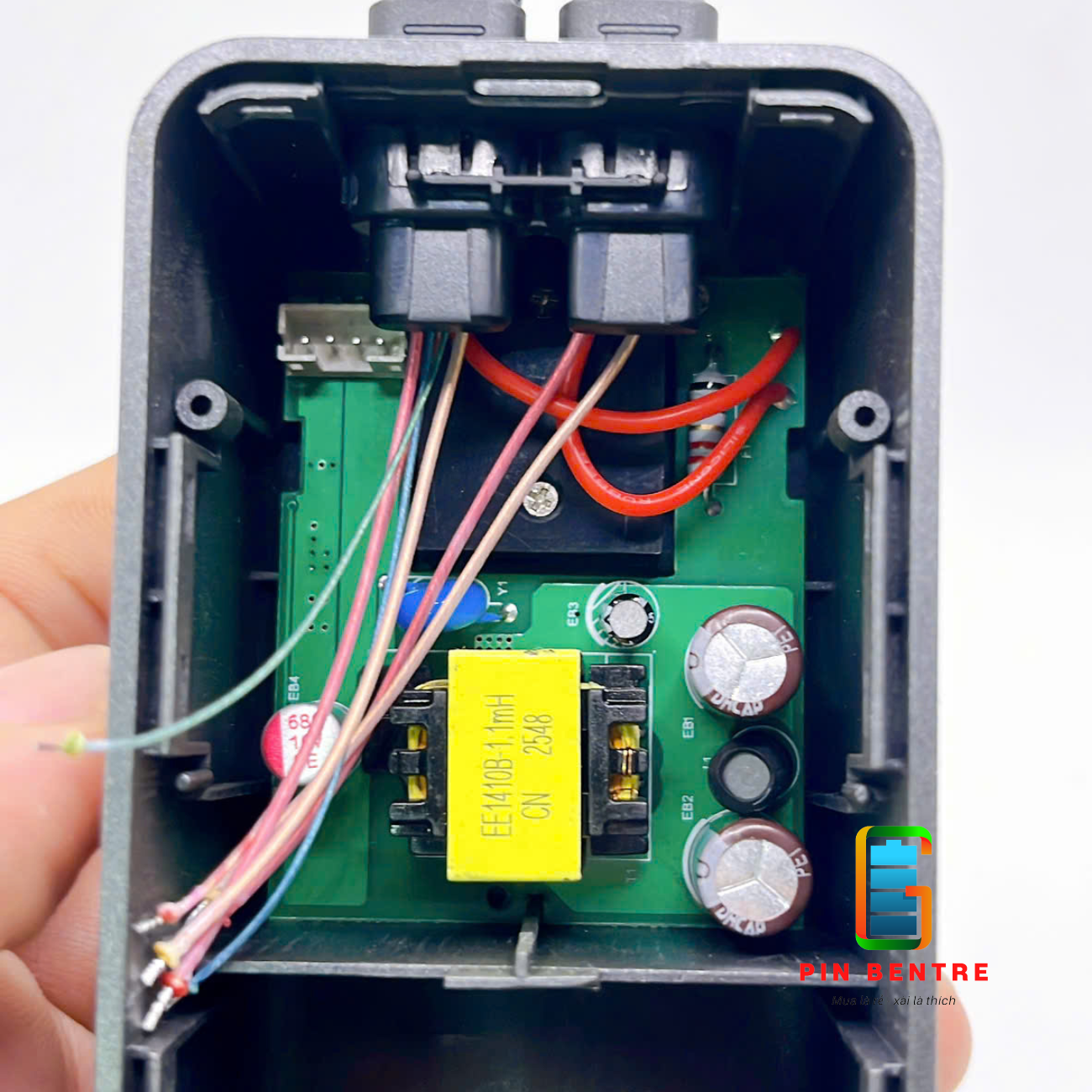 Box sạc dự phòng TFT 22.5W chứa 4 Cell 21700 kèm ổ cấm Sạc tiện lợi (PBT247)