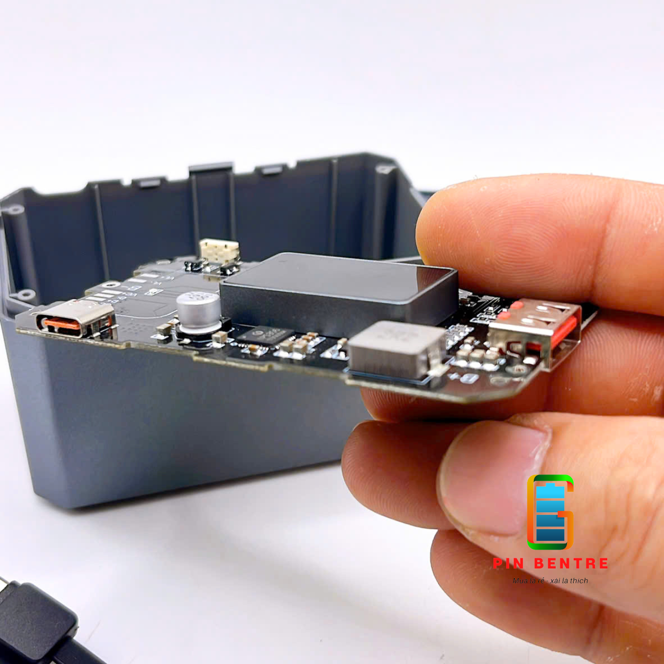 Box Sạc Dự Phòng DK100 20.000mAh Chứa 4 Cell Pin 21700 ( Ko Pin )