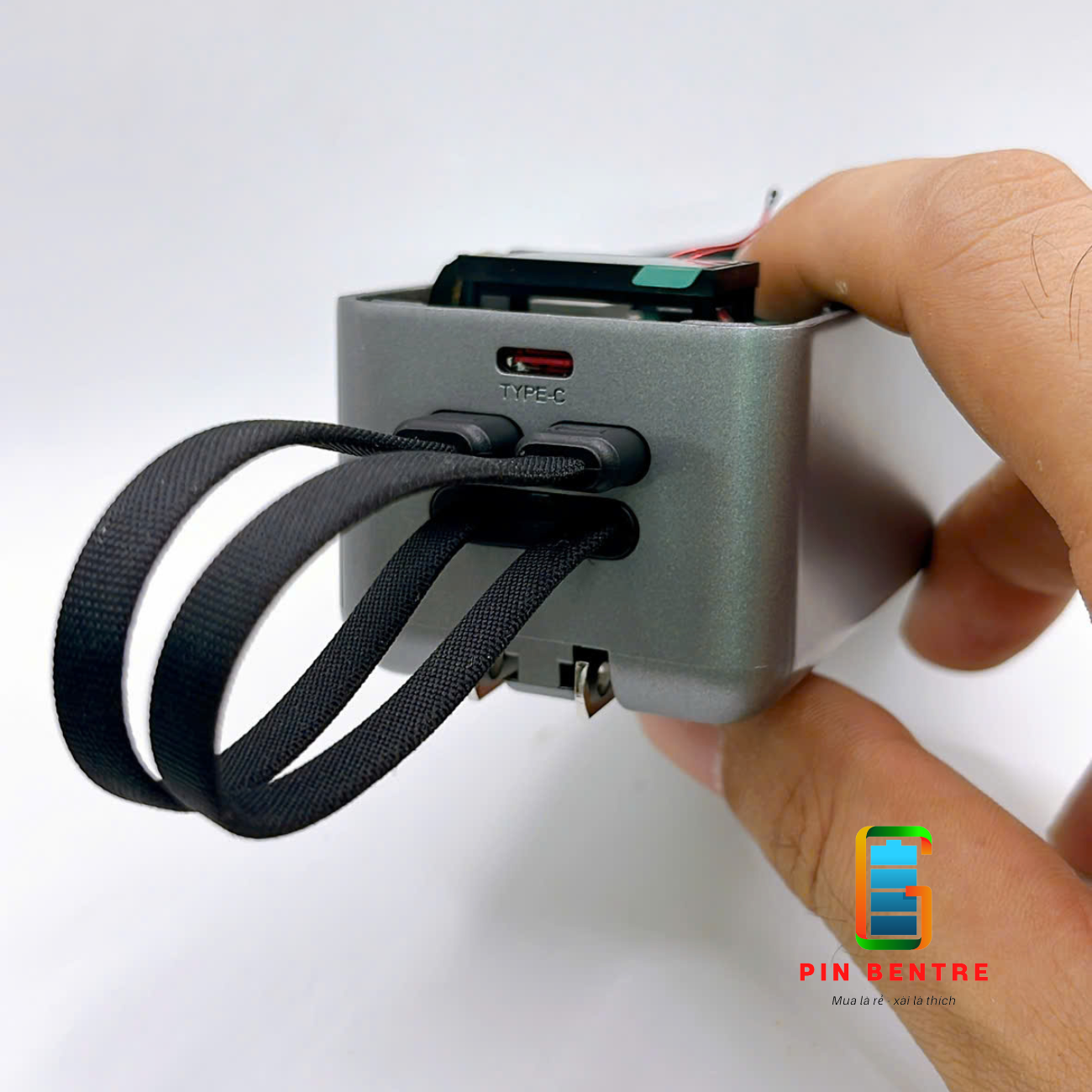 Box sạc dự phòng TFT 22.5W chứa 4 Cell 21700 kèm ổ cấm Sạc tiện lợi (PBT247)