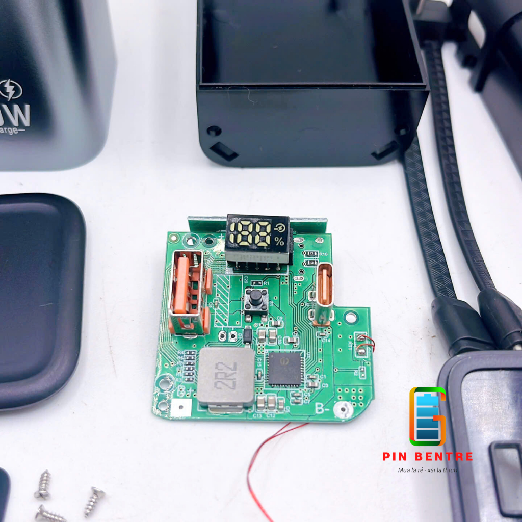 Box sạc dự phòng K80 22.5W chứa 4 Cell 21700 kèm cáp sạc và đèn Led