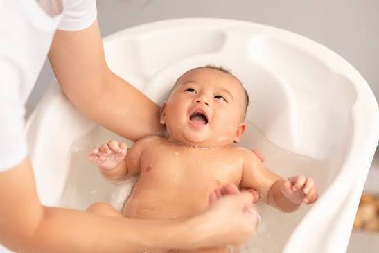 Bé Đi Tắm