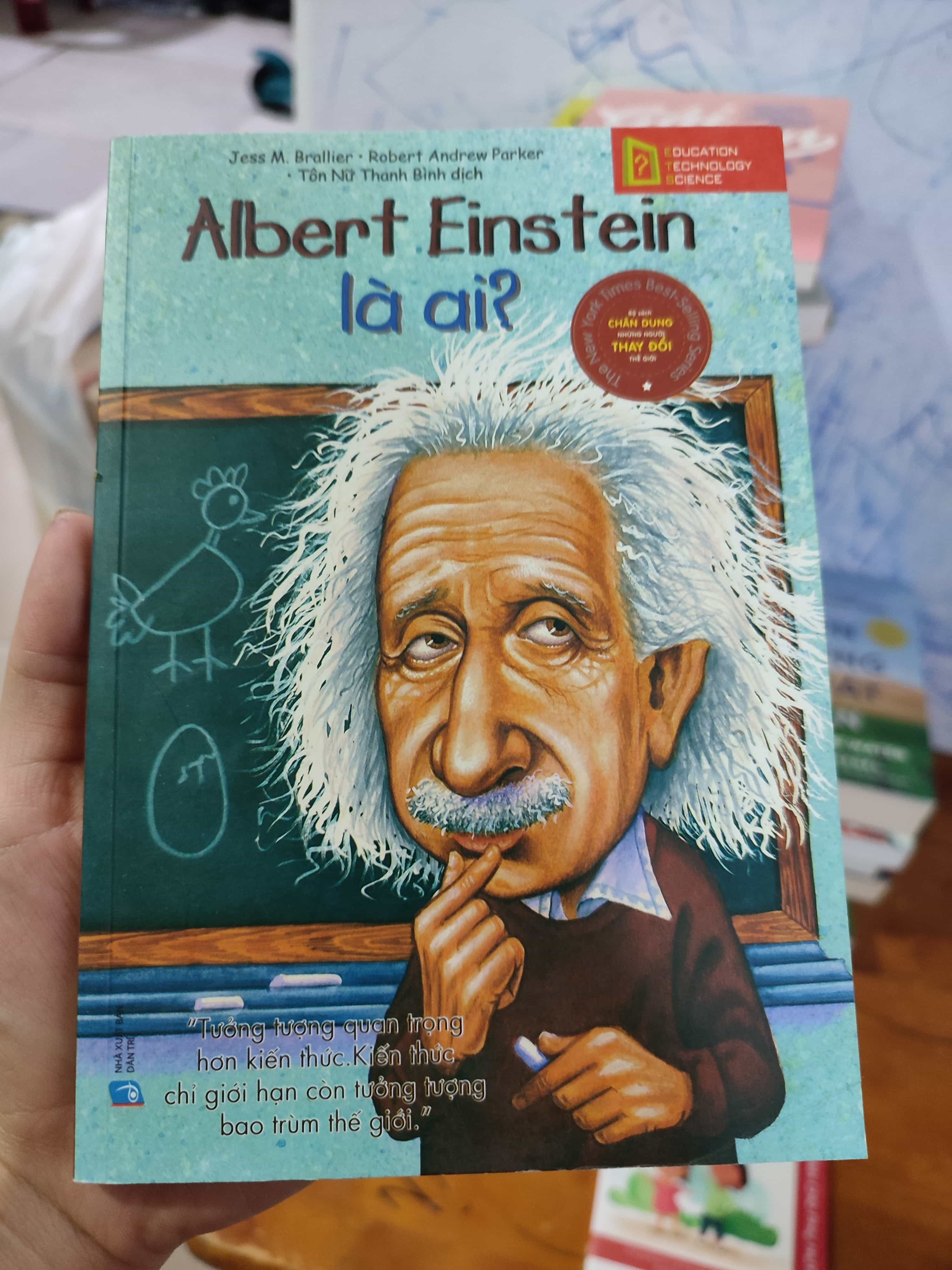 Albert Einstein là ai ?