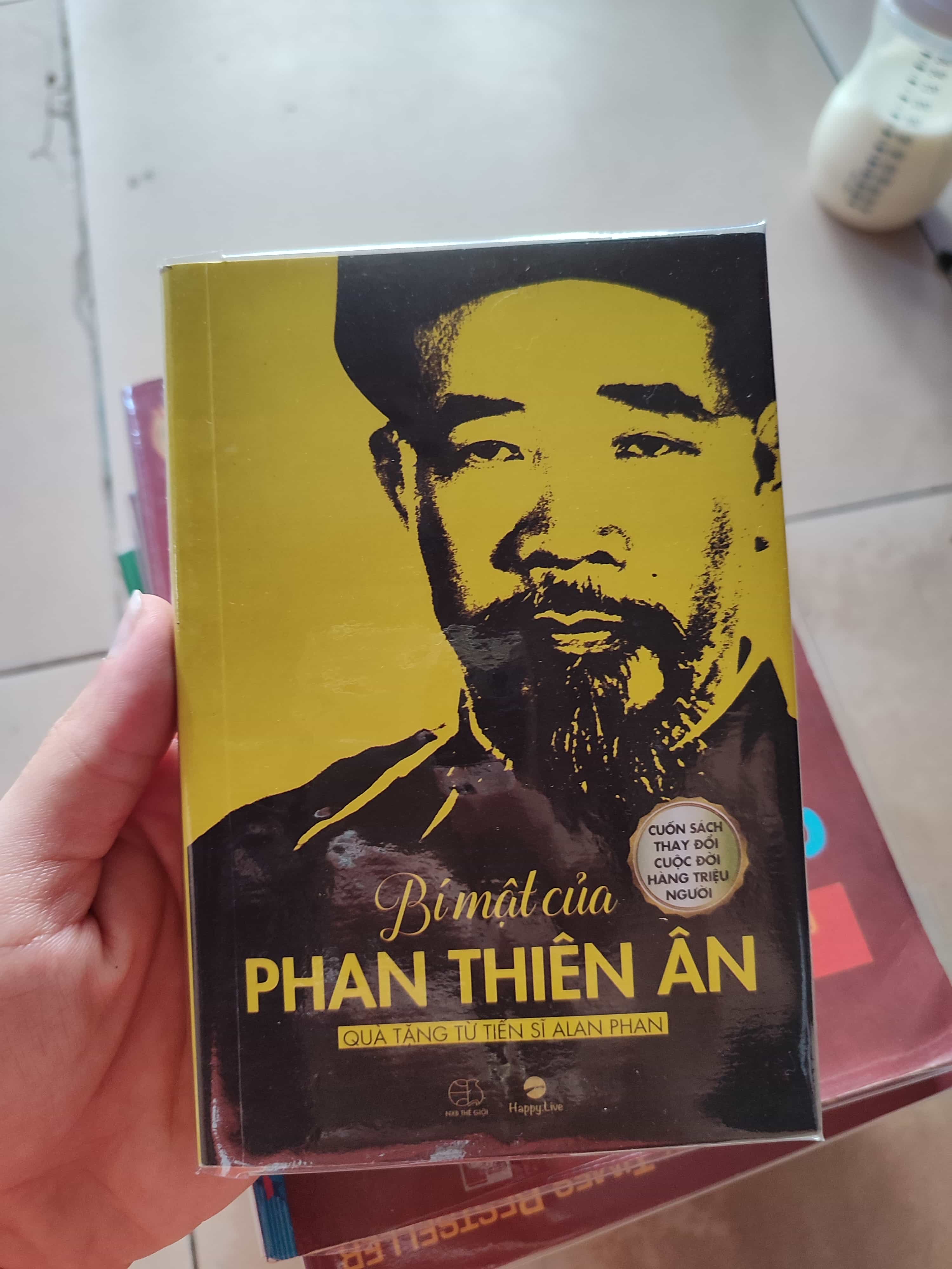 Bí Mật Của Phan Thiên Ân - Sách giấy xốp có ố cạnh mới 90% STB719