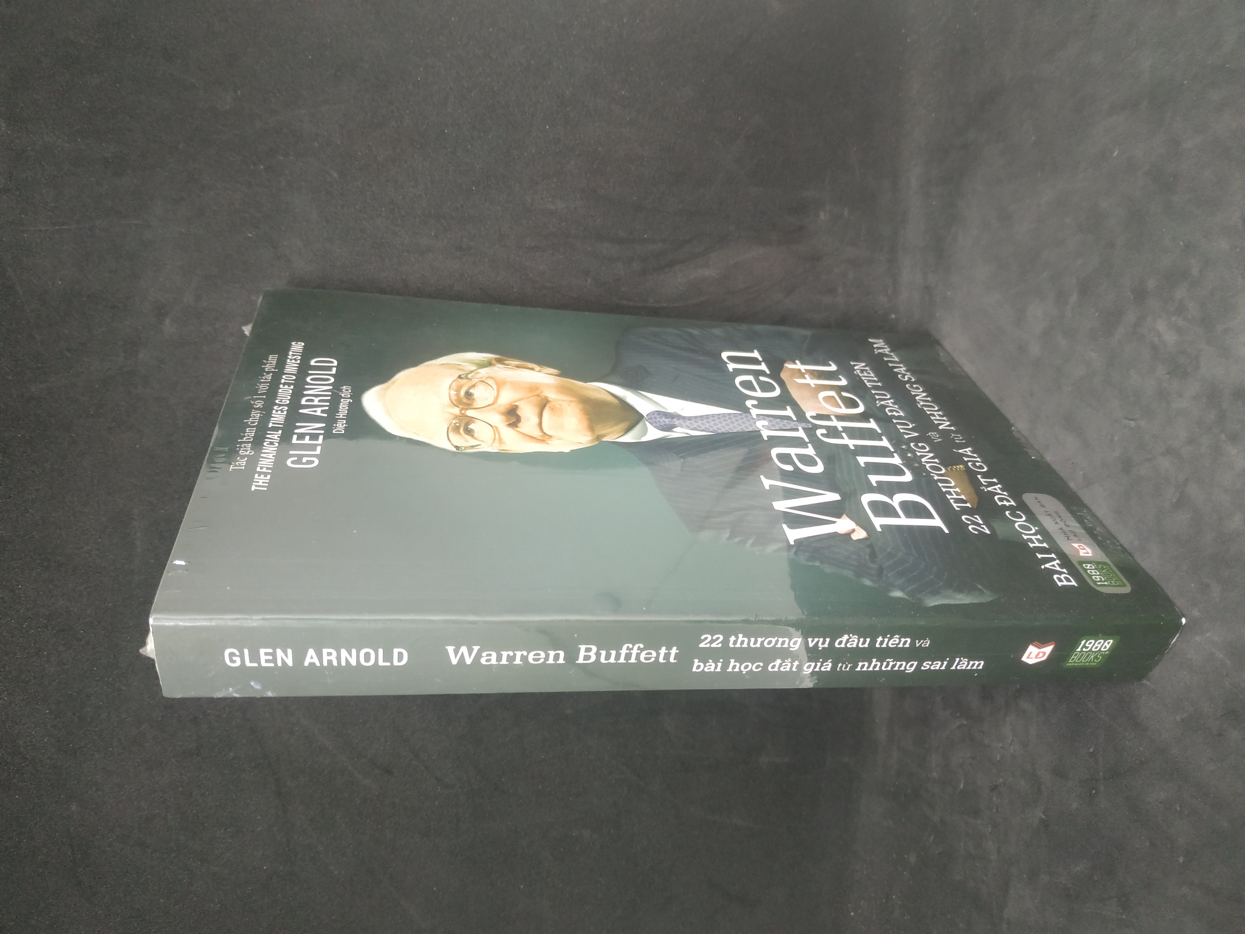 Warren Buffett 22 thương vụ đầu tiên và bài học đắt giá từ những sai lầm mới 100% HCM0102