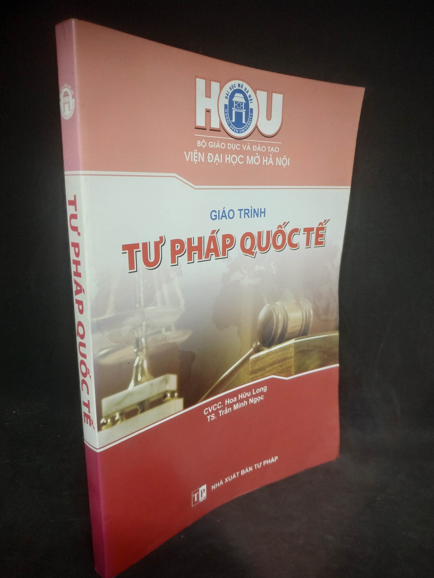 Giáo trình tư pháp quốc tế (có chữ ký,highlight) mới 90% HPB.HCM2303