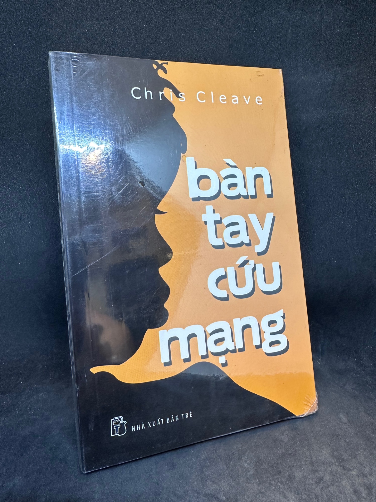 Bàn tay cứu mạng Chris Cleave New 95% SBM2703