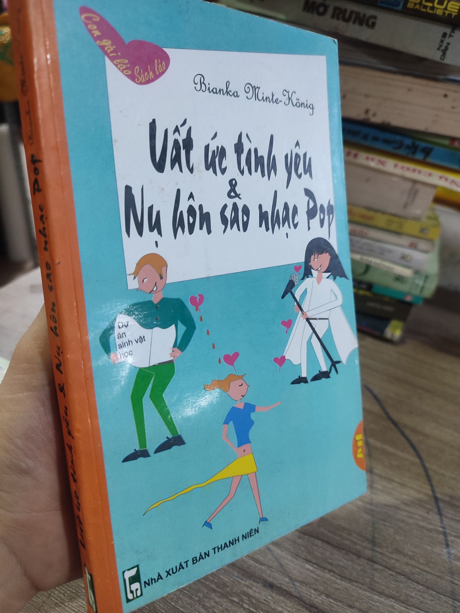 Uất ức tình yêu và nụ hôn sao nhạc pop mới 90% HCM2803