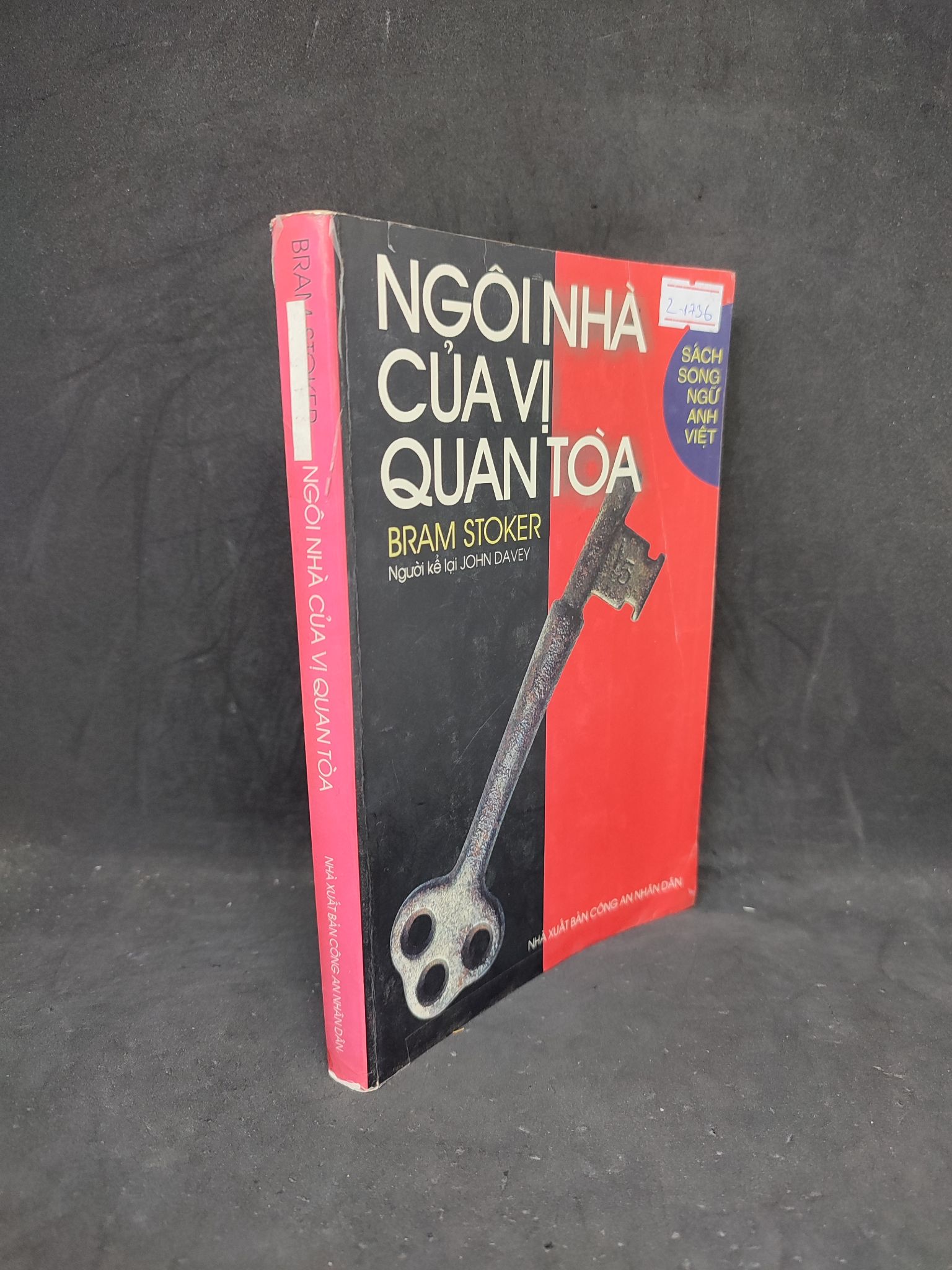 Ngôi nhà của vị quan tòa - sách song ngữ Anh Việt( có chữ )  mới 70% HPB.HCM2104