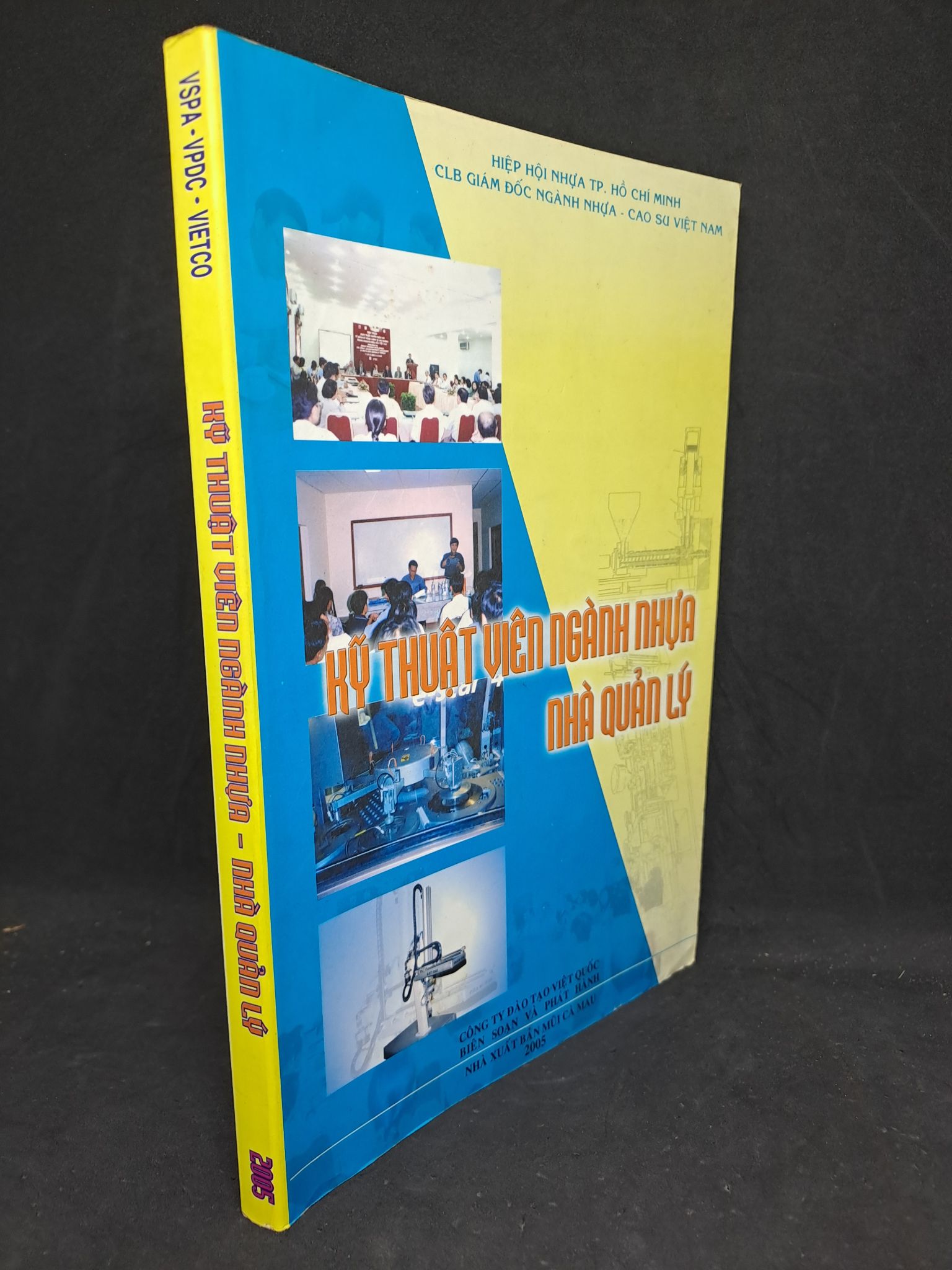 Kỹ thuật viên ngành nhựa nhà quản lý 2005 mới 80% HCM.TN2406