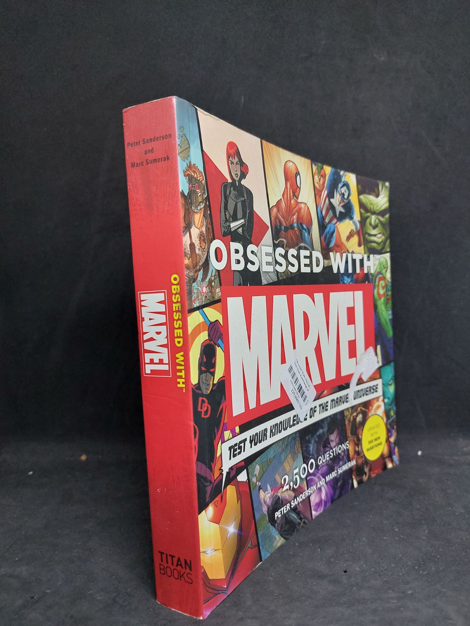 Obsessed with Marvel mới 80%, sách in màu HCM2806