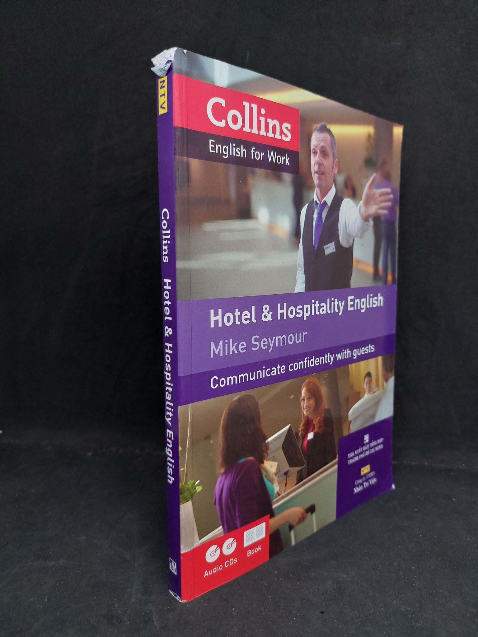 Hotel & Hospitality English Collins mới 90% 2012 có kèm 2 đĩa CD HCM0707