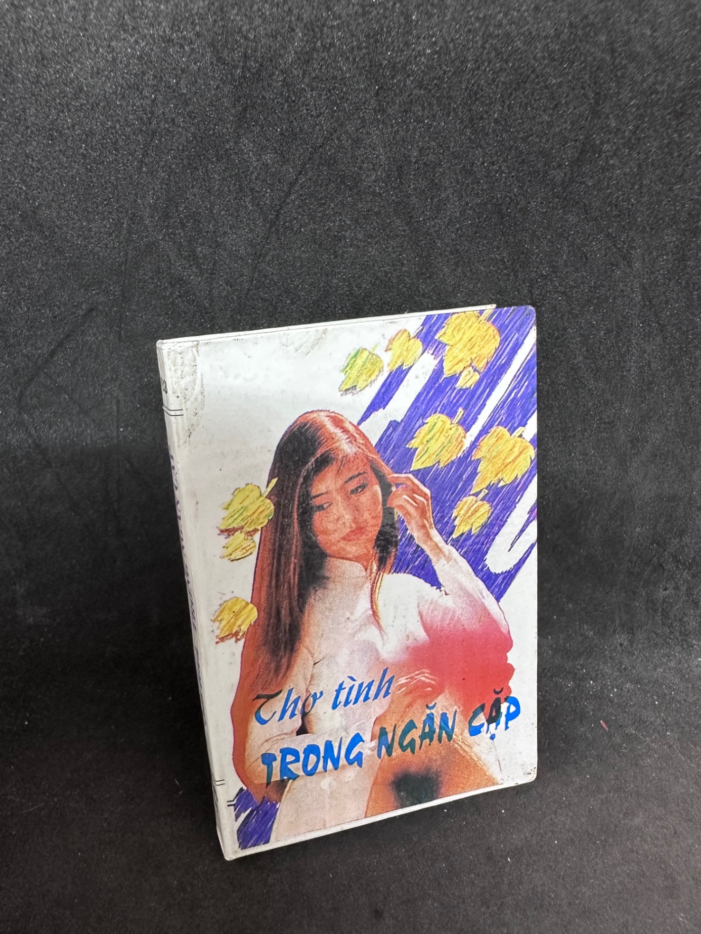 Thư tình trong ngăn cặp 2002, khổ nhỏ bìa cứng. New 80% SBM1407